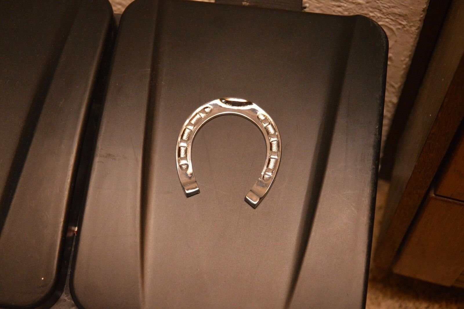 Kunststoff verchromt HR 3D 9 cm Autocomfort Schild Einfaches Emblem Hufeisen Relief Deko-Schriftzug