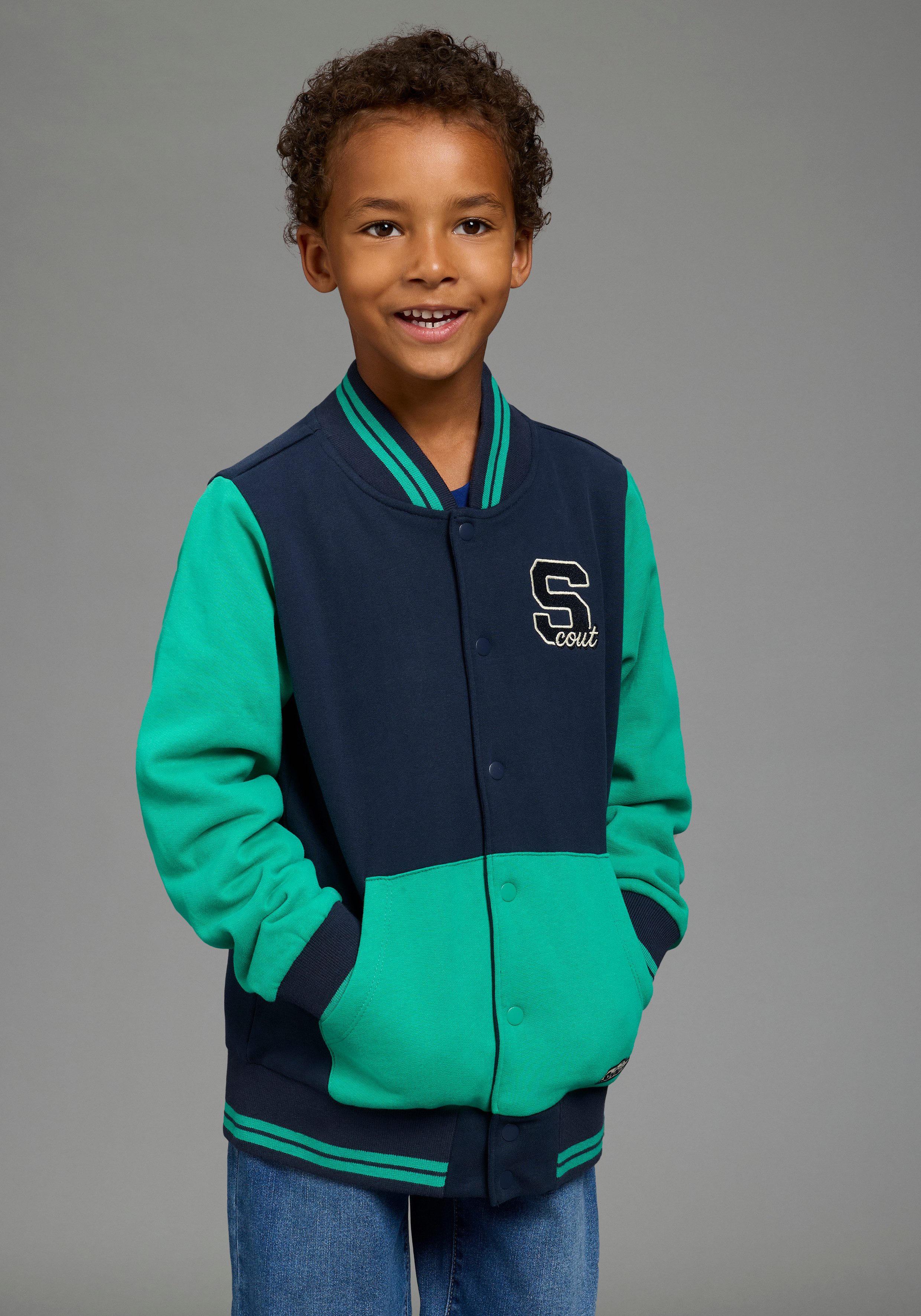 Scout Sweatjacke College-Jacke mit Badge - NEU von SCOUT mit Rippkragen, mit Rippbündchen an Ärmeln und Rumpfabschluss. € 34,99, (€ 34,99 pro 1 Stk).