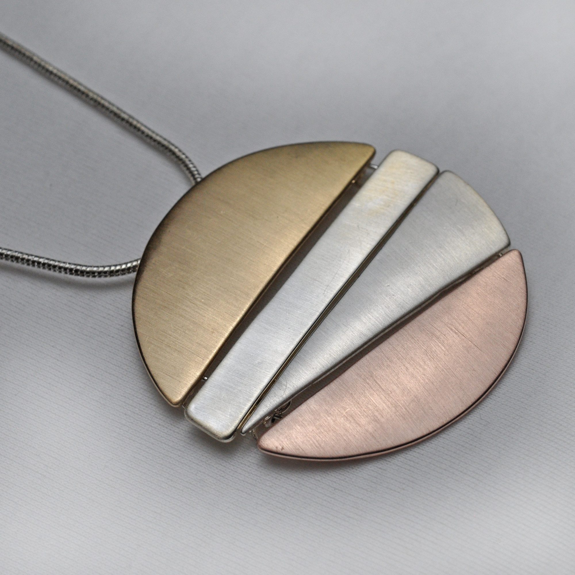 Steuer Kette mit Anhänger Moderner Metallanhänger an Longkette, tricolor günstig online kaufen