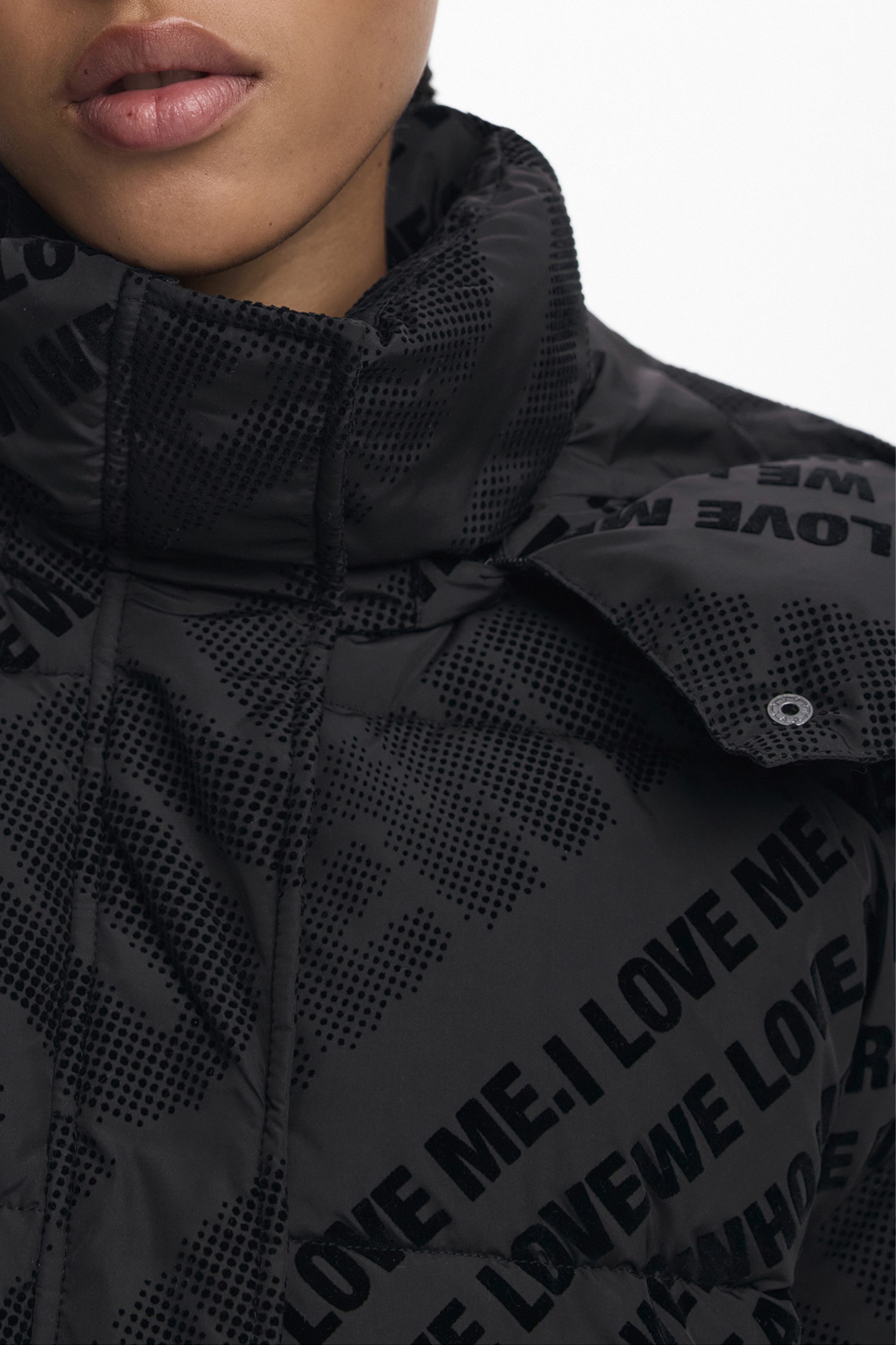 Desigual Outdoorjacke Damenjacke Schwarz mit Abnehmbarer Kapuze und Kontrastdetails