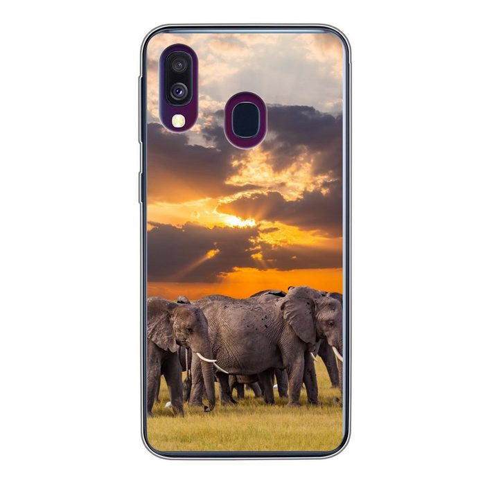 MuchoWow Handyhülle Elefantenherde an einem See Handyhülle Samsung Galaxy A40 Smartphone-Bumper Print Handy