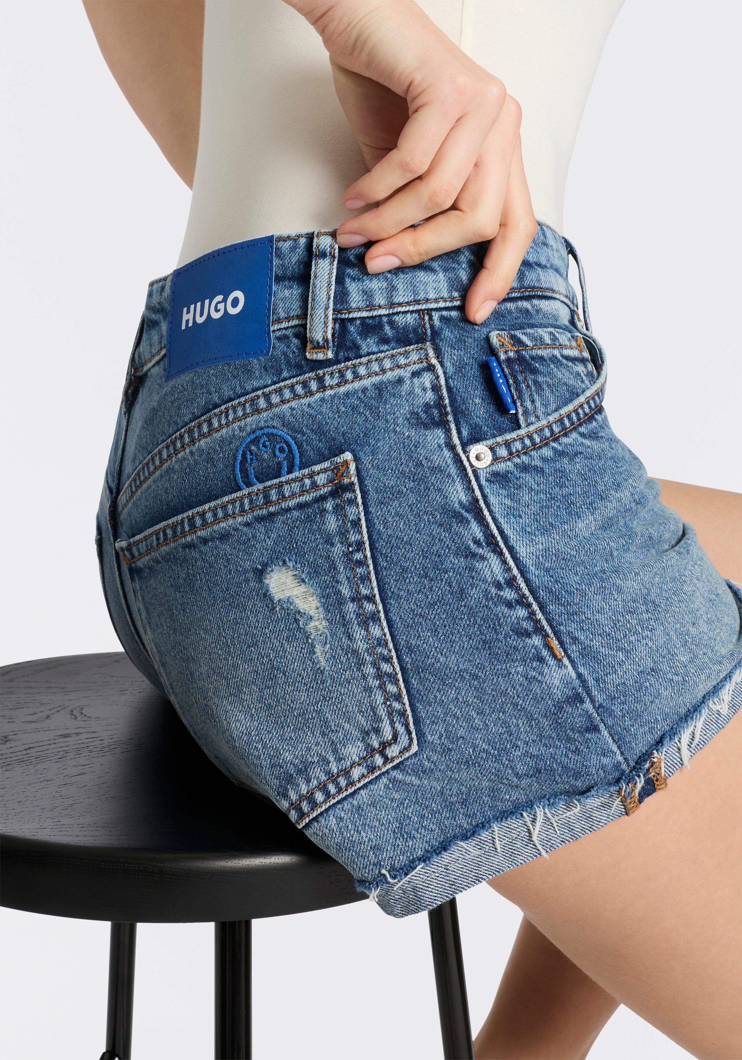 HUGO Jeansshorts Galimon Mid Rise, geschnittener Saum