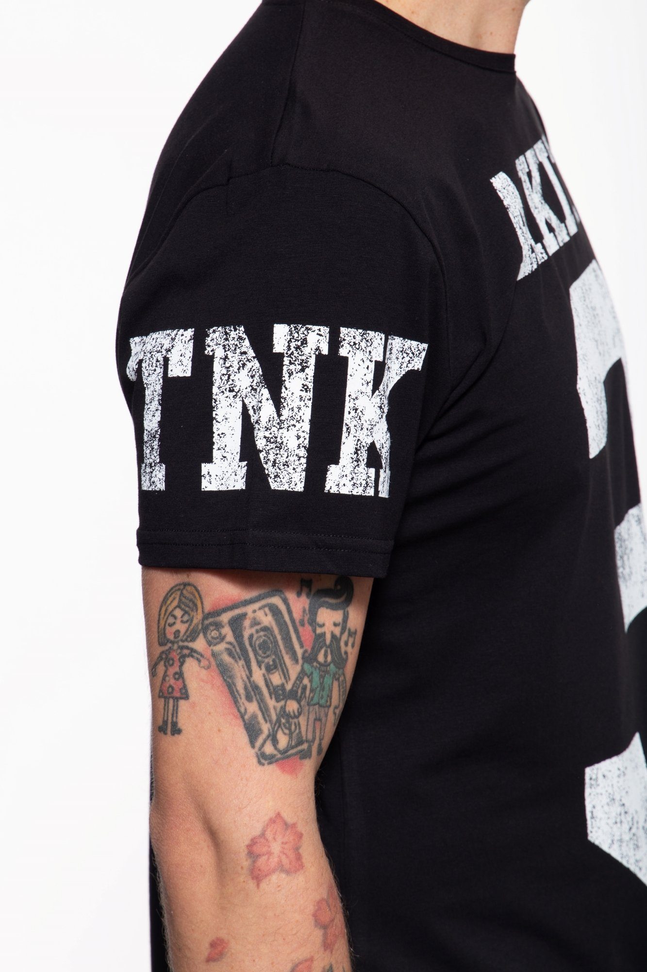 Akito Tanaka T-Shirt Number Ärmel schwarz mit auf in dem der und Print Front