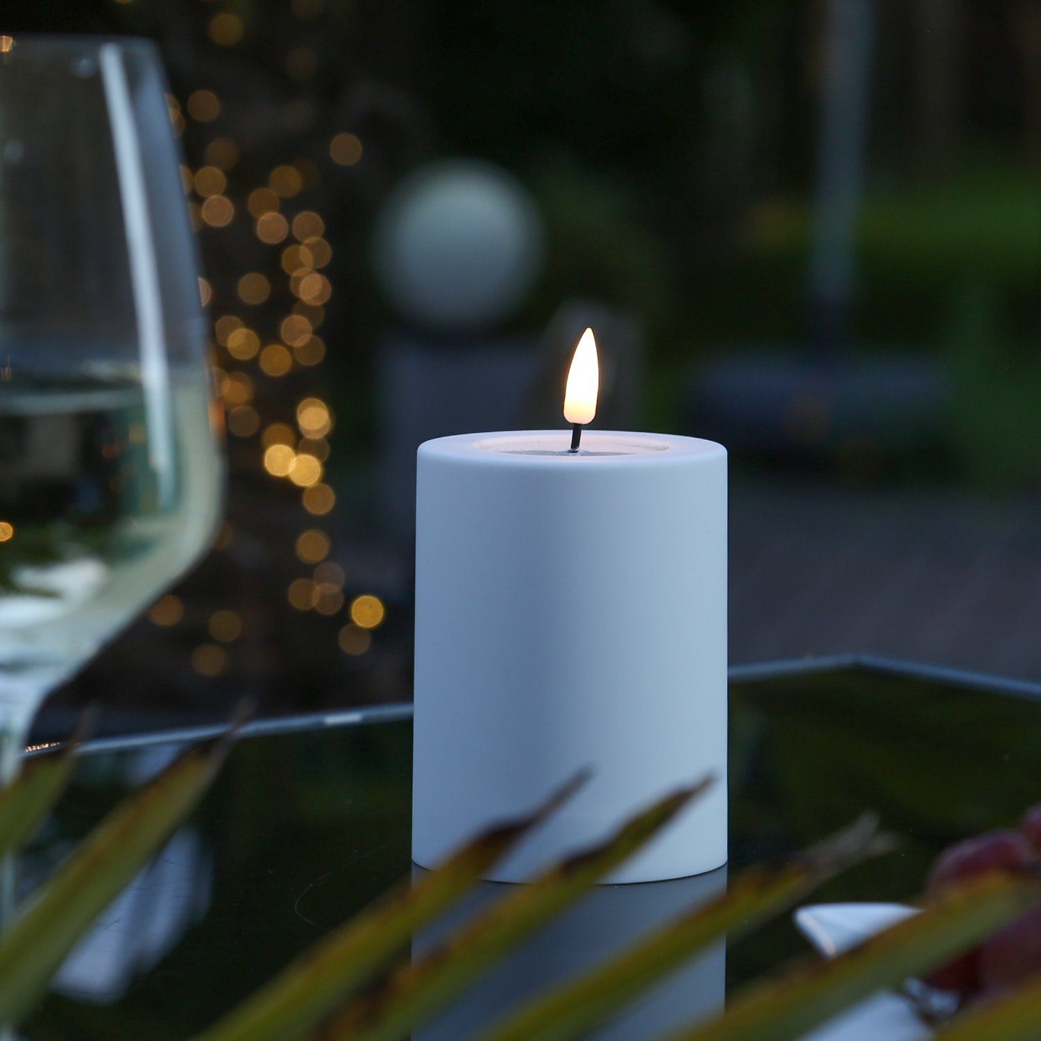 Deluxe Homeart LED-Kerze »LED Kerze MIA für Außen 3D Flamme flackernd H:  10cm D: 7,5cm outdoor weiß« (1-tlg)