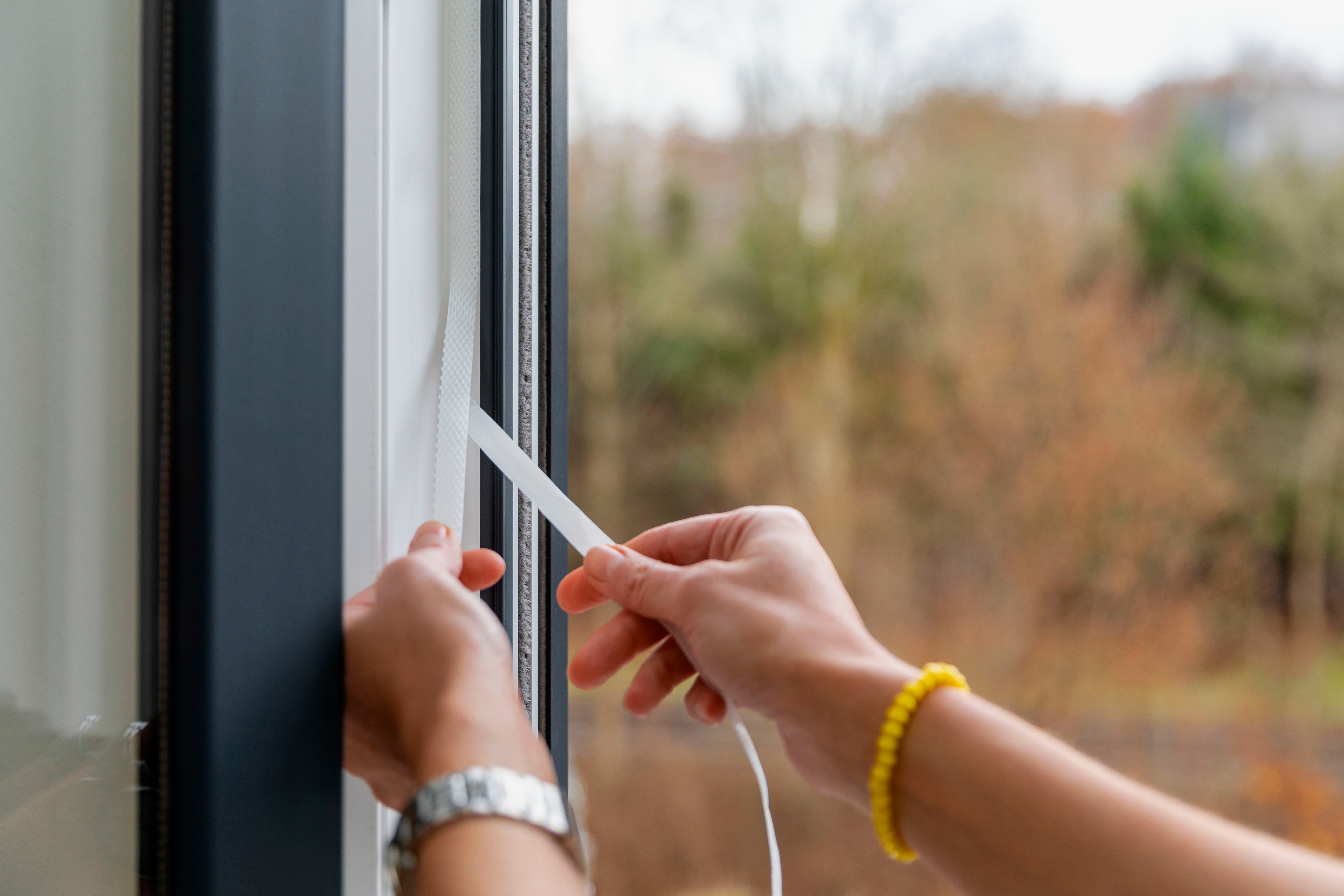 SCHELLENBERG Klett-Klebeband Plus für Fliegengitter Fenster aus Polyester-, Fibergas- und Alugewebe (Set, 2-St) Befestigungsband 5,6 m, individuell zuschneidbar, inkl. Montagezubehör