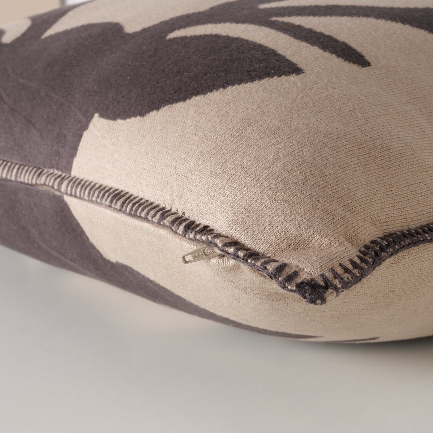 BOLTZE Dekokissen Kissen Vilbert, Hirsch, Beige/Dunkelgrau, 50x50 cm