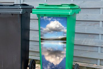 MuchoWow Wandsticker Blauer Himmel und Wolken spiegeln sich in den Gewässern von Bradford (1 St), Mülleimer-aufkleber, Mülltonne, Sticker, Container, Abfalbehälter