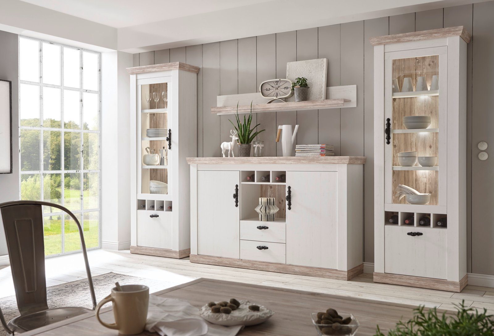 Furn.Design Wohnwand Rovola, (in Pinie weiß mit Oslo Pinie, 330 x 201 cm), Landhausstil mit verzierten Metallgriffen