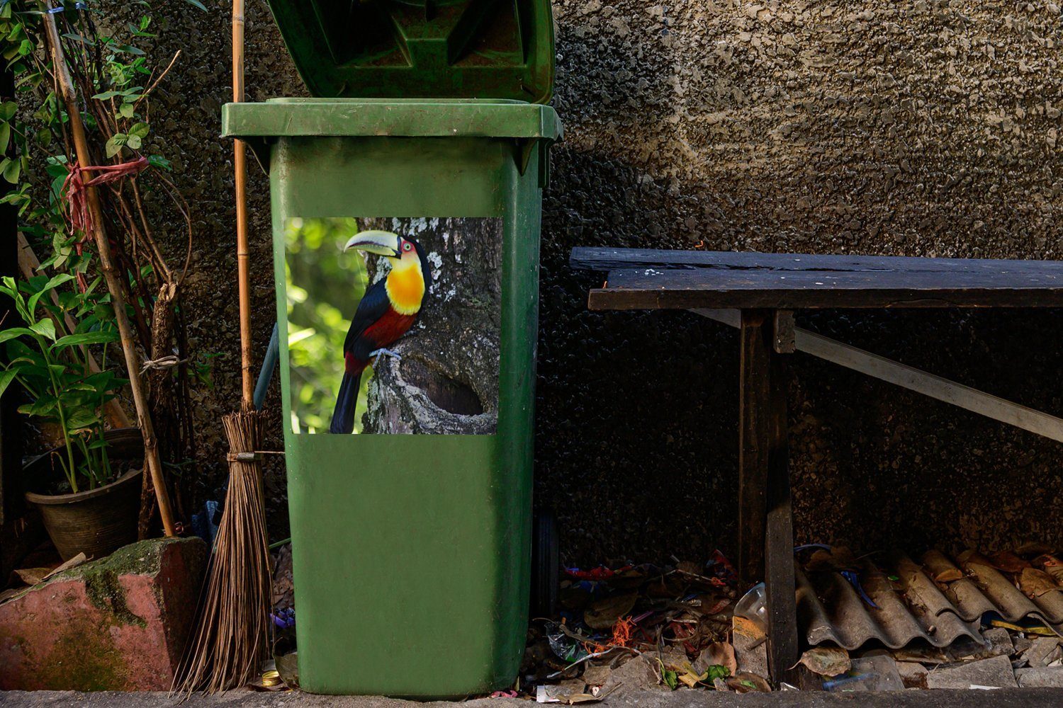 Abfalbehälter Baum Mülltonne, St), nach Mülleimer-aufkleber, links von Sticker, Container, schaut aus Tukan MuchoWow Schöner einem (1 Wandsticker