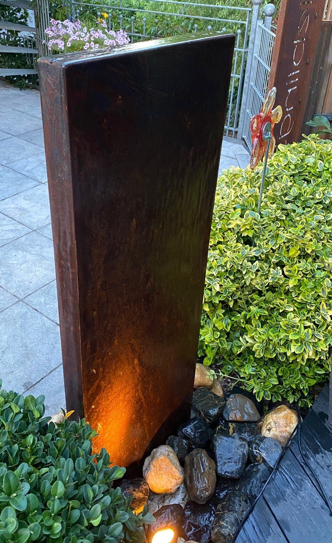 Jürgen Bocker - Gartenambiente Gartenbrunnen Wasserwand Husum Cortenstahl in 2 Größen je nach Wahl LED Cortenwand