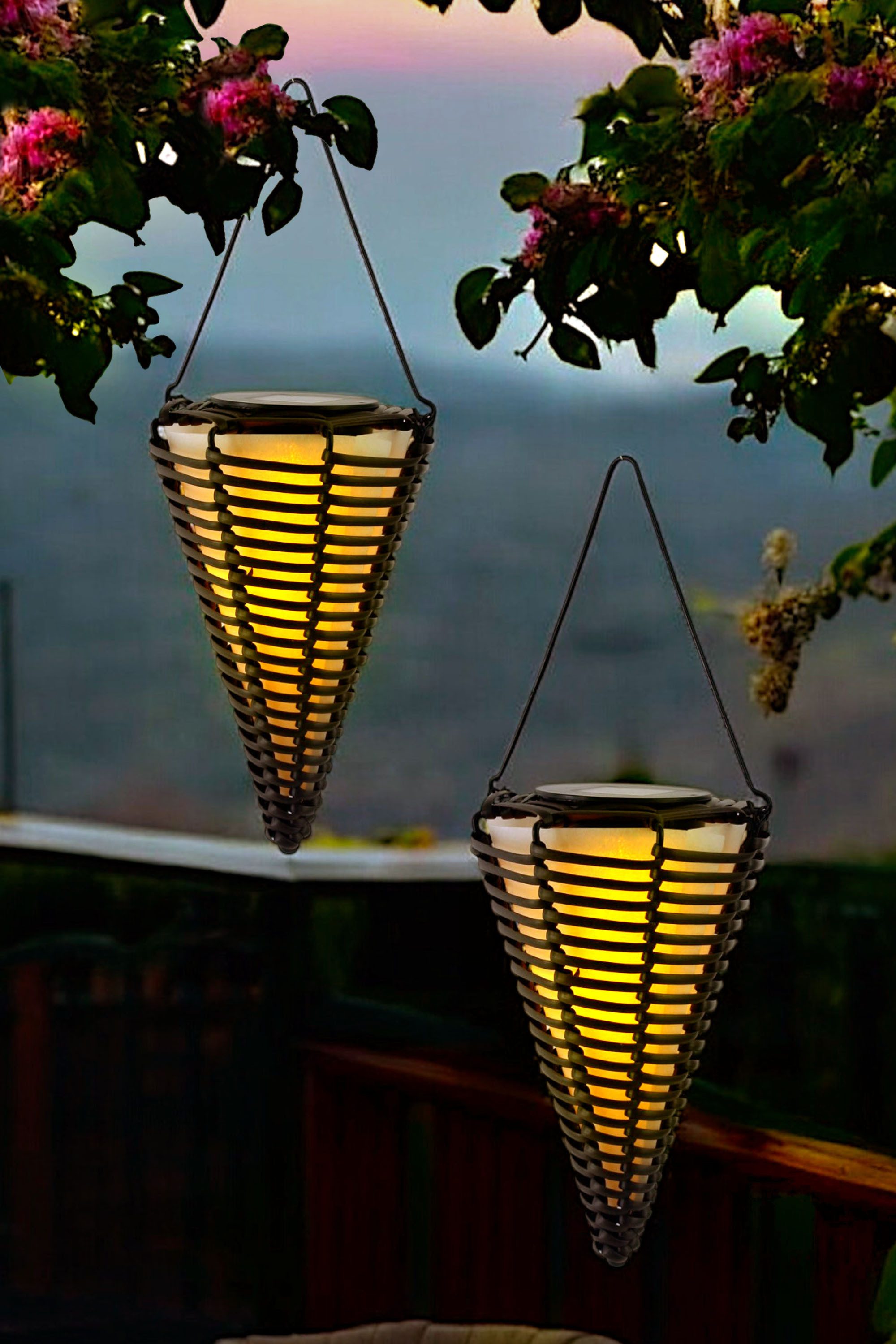 Arnusa LED Solarleuchte Hängelampen 2er Set LED Außenleuchte Solarlampen hängend kabellos, Kerzeneffekt, LED fest integriert, warmweiß, Rattan-Optik für Garten, Balkon & Terrasse