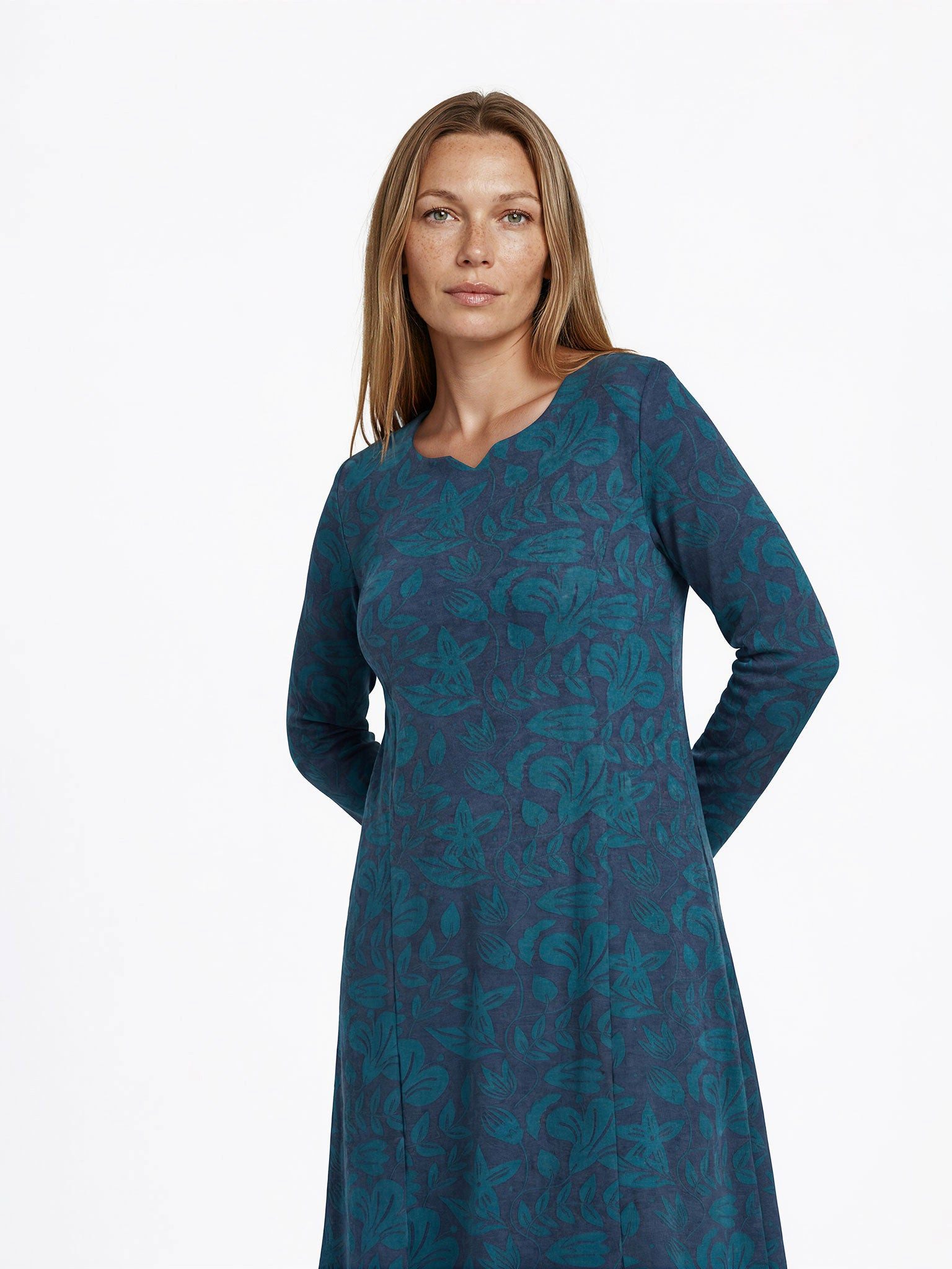 Himalaya Clothing Midikleid Damen figurumspielend Langarm casual Kleid aus Bio-Baumwolle floral GOTS-zertifiziert mit leichtem Stretch und Rundhalsausschnitt – Bild 3 von 3