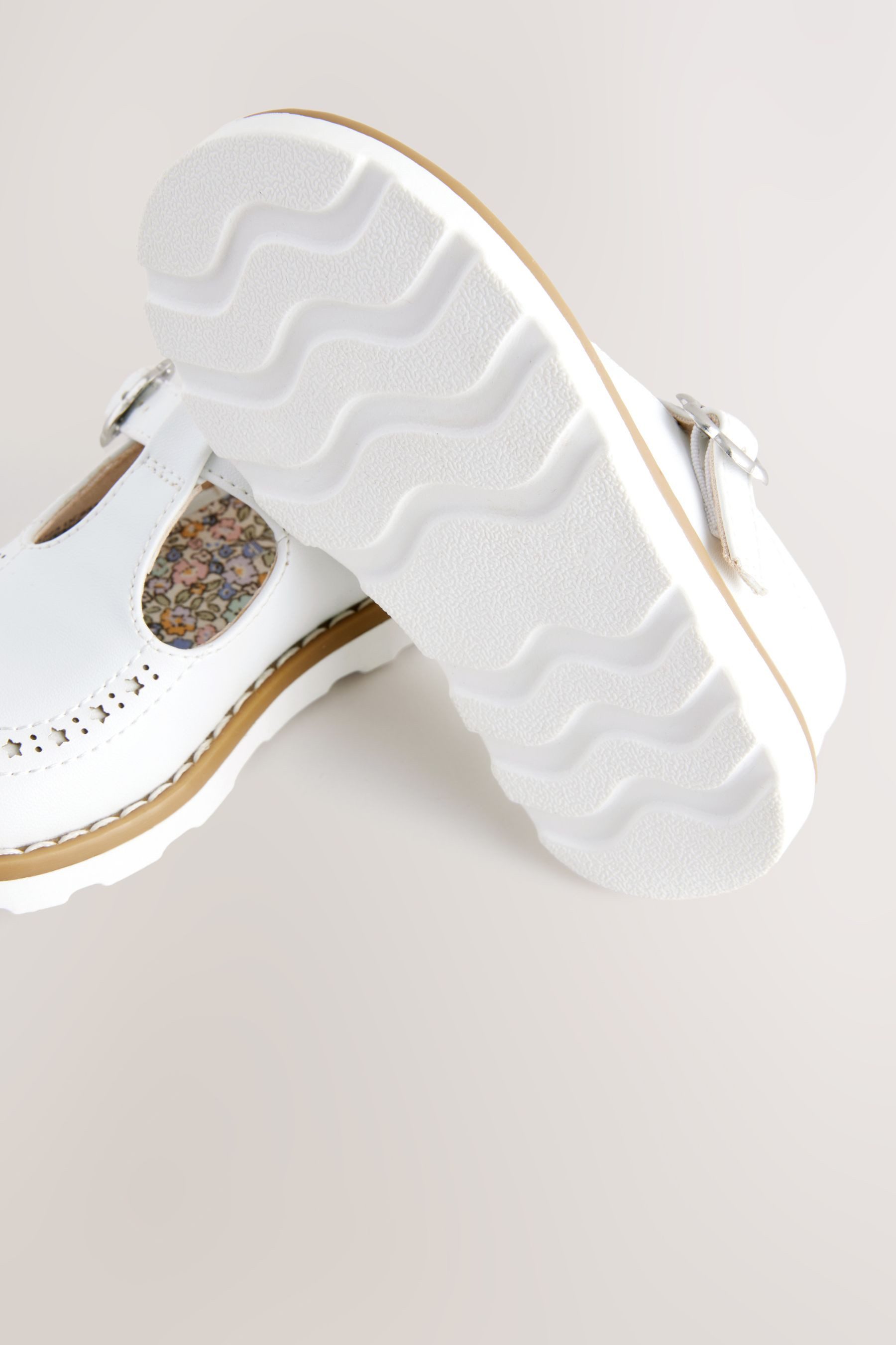Next T-Steg-Schuhe, weite Passform T-Strap-Sandale (1-tlg)