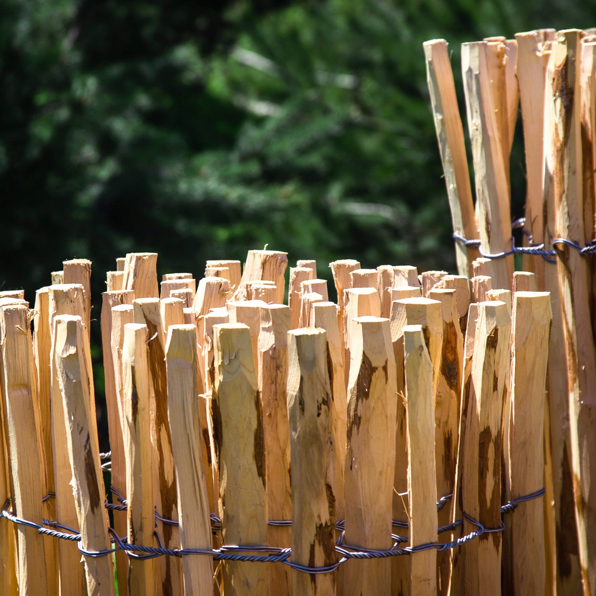 Home4Living Staketenzaun Haselnusszaun Teichumrandung 5m Gartenzaun 4-6cm Lattenabstand, Naturprodukt, witterungsbeständig, langlebig, unbehandelt