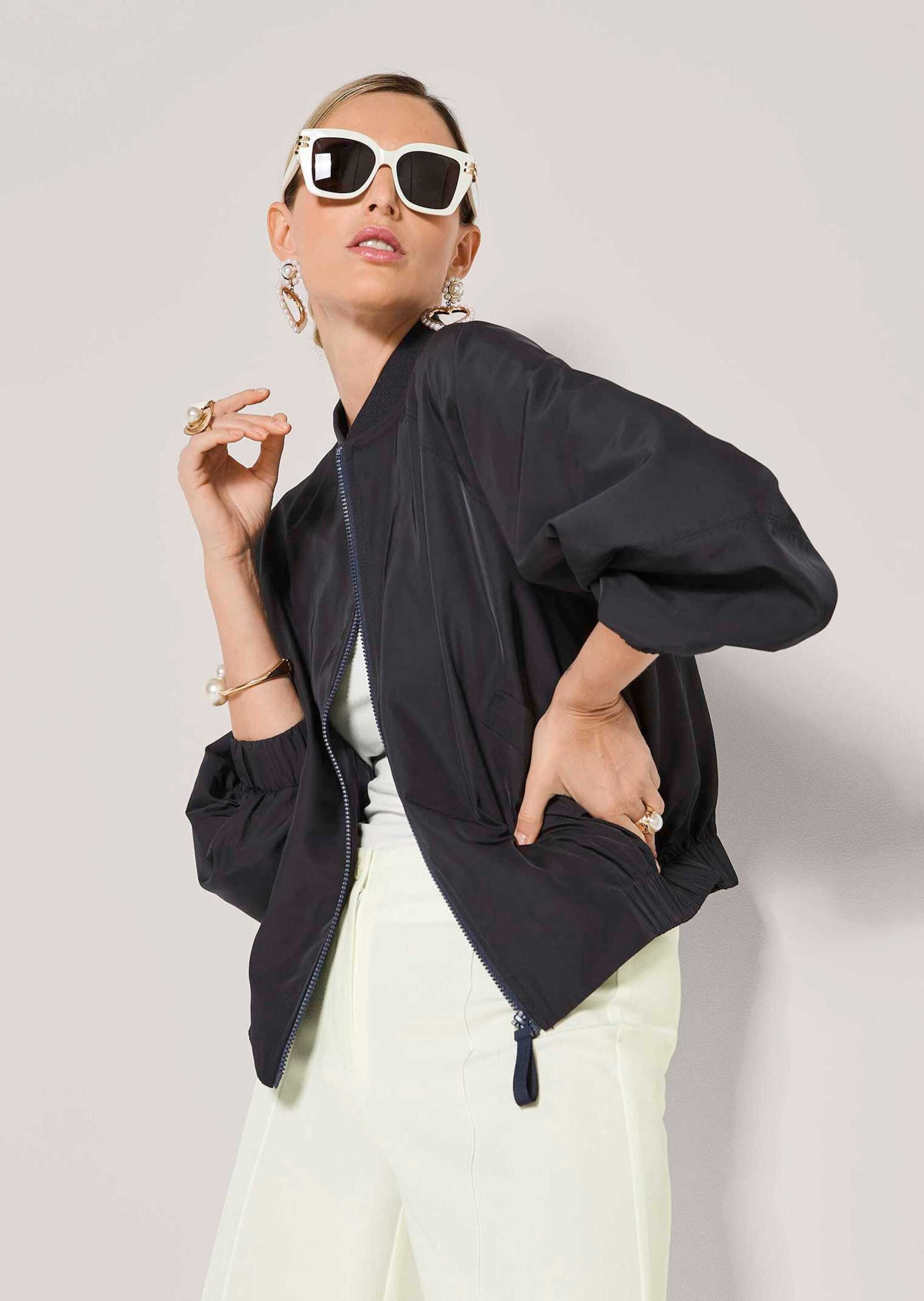 MADELEINE Outdoorjacke Sportlicher Damenblouson mit Zipper Eleganter Look mit Strickbündchen und Falten