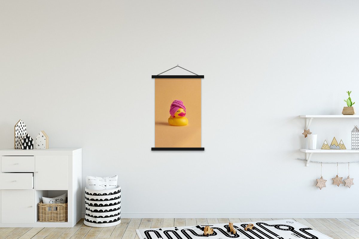 MuchoWow Poster Gummi-Ente - Handtuch - Farbenfroh, (1 St), Bilderleiste, Bilderrahmen, Magnet Rahmen, Holz, 60x90 cm