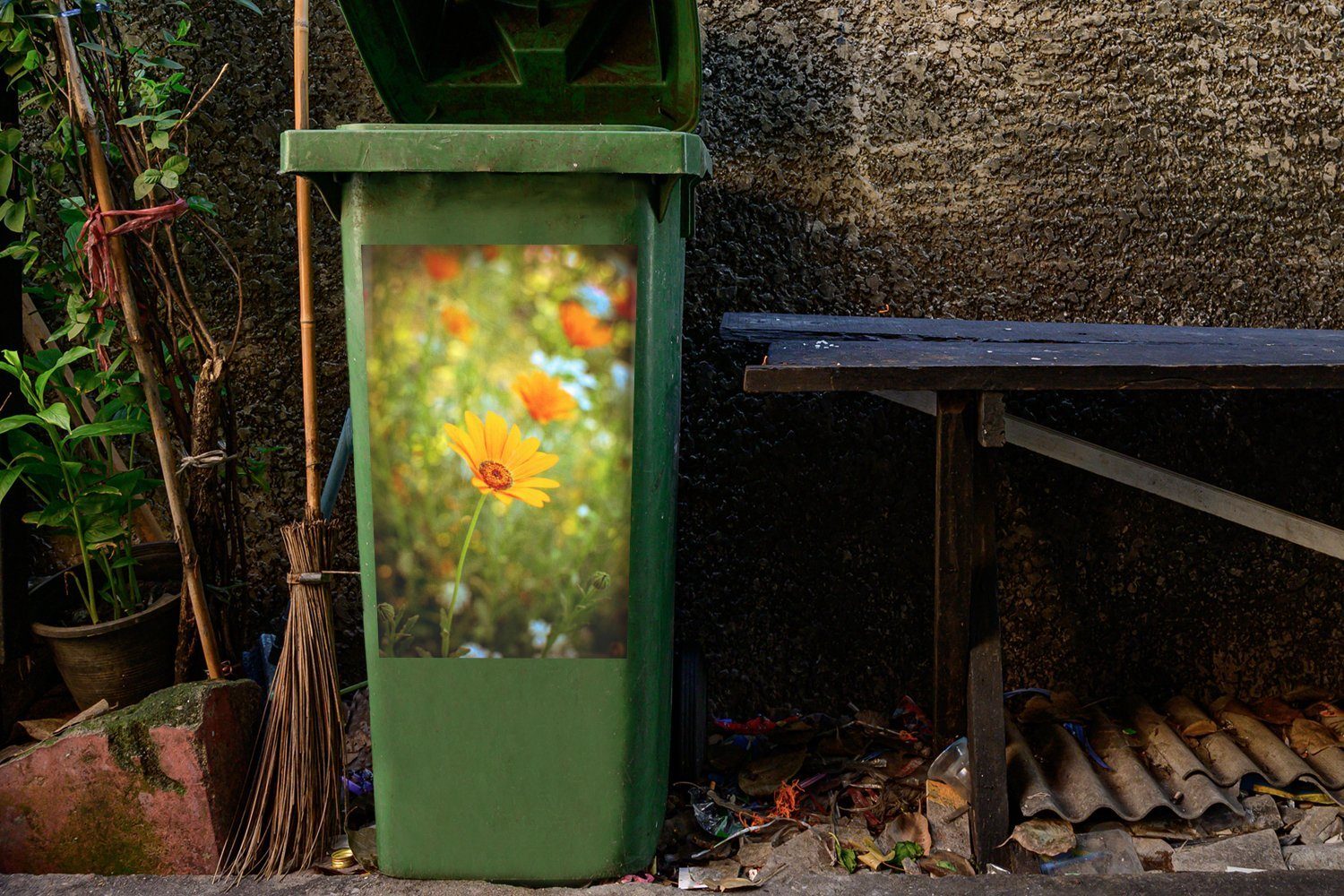 MuchoWow Wandsticker Ringelblume aus der Container, Abfalbehälter Mülleimer-aufkleber, Mülltonne, Sticker, St), Nähe (1