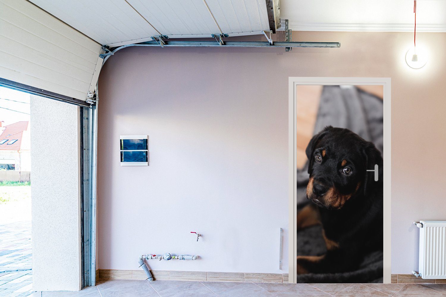 Tür, auf Ein Rottweiler-Welpe (1 Teppich, einem Matt, 75x205 St), cm MuchoWow Türtapete bedruckt, Türaufkleber, schwarzen Fototapete für