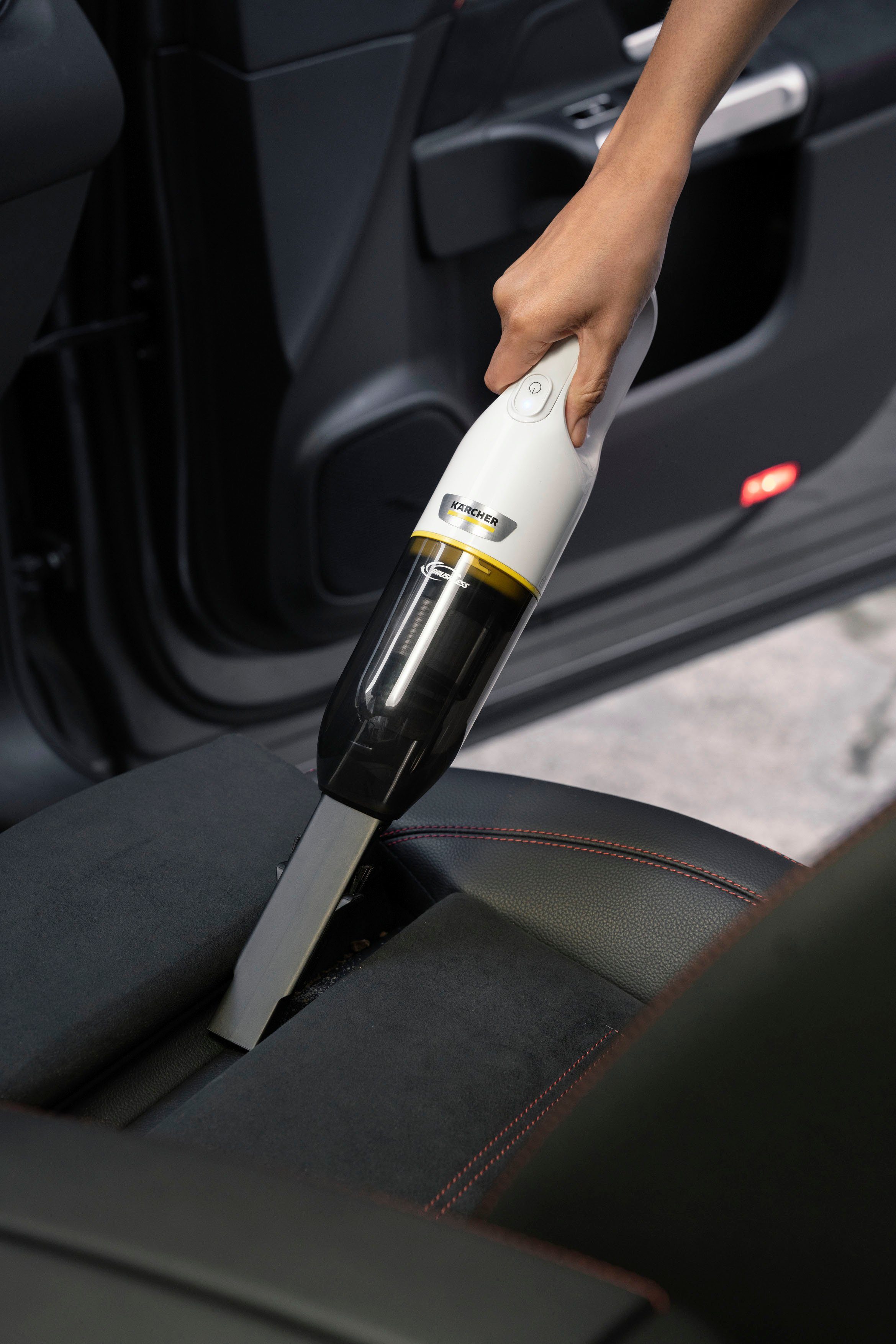 KÄRCHER Akku-Handstaubsauger CVH 3 PLUS, 70 W, beutellos, kompakter und leichter Krümelsauger mit 2-in-1-Fugendüse – Bild 4 von 5