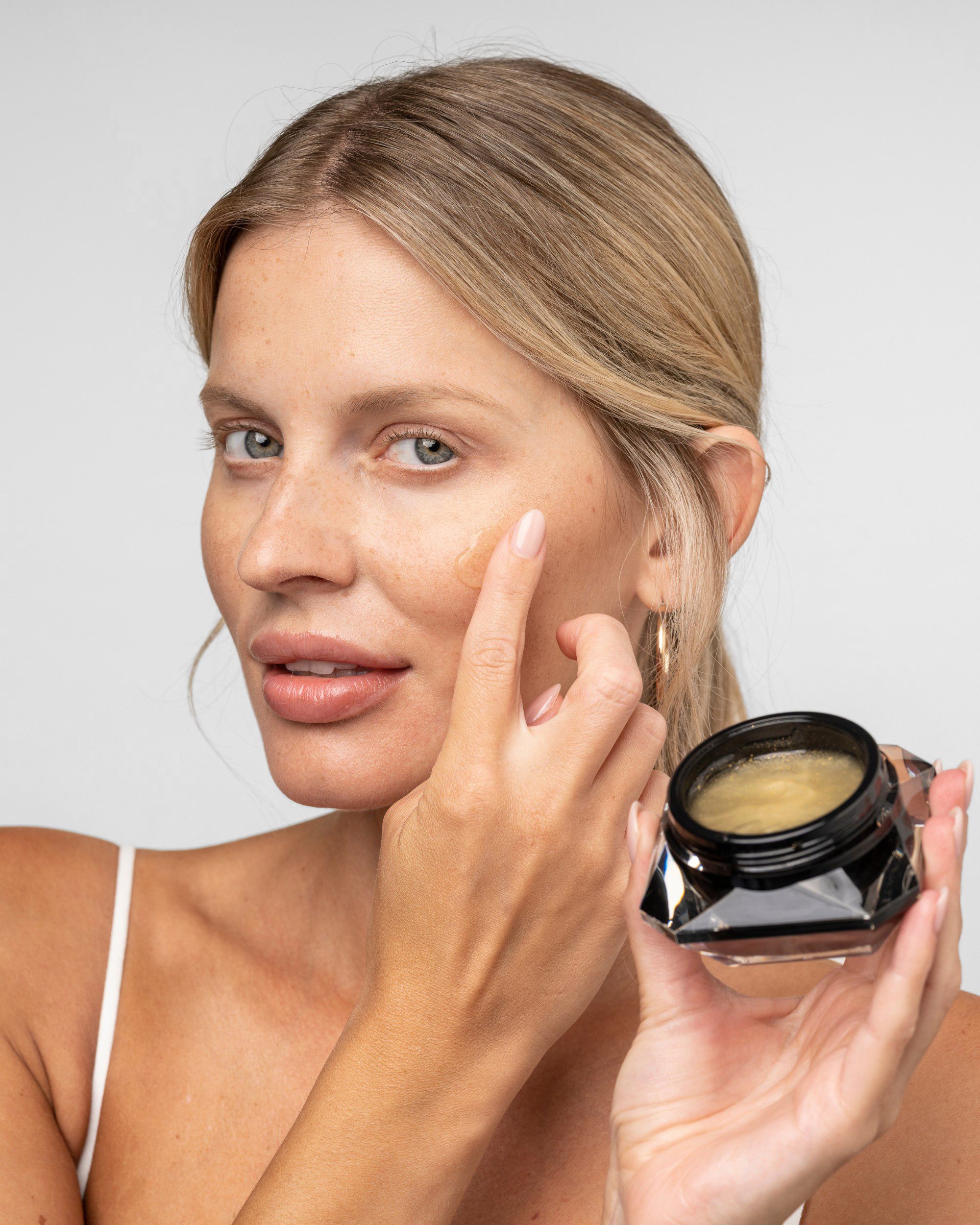 EGYPT-WONDER Tagescreme Goldfever Gel 50 ml - Leichte Gesichtscreme mit Goldpartikeln -, Mit Hyaluronsäure, Caviar-Extrakt & Honig – Feuchtigkeit & Glow