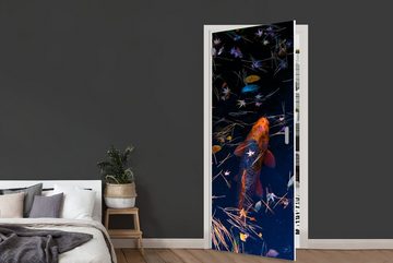 MuchoWow Türtapete Ein farbiger Koi-Karpfen in einem Teich, Matt, bedruckt, (1 St), Fototapete für Tür, Türaufkleber, 75x205 cm