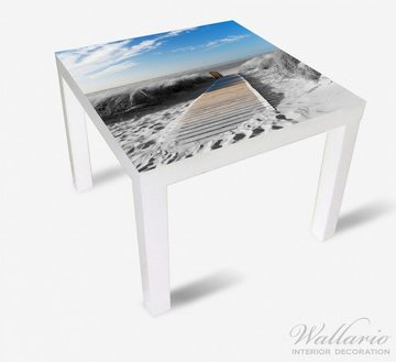 Wallario Möbelfolie Auf dem Holzweg zum Strand in schwarz-weiß Optik