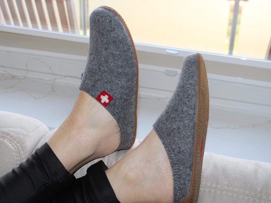 Living Kitzbühel Filzpantoffeln Gipfelkreuz, grau Hausschuh reine Schurwolle