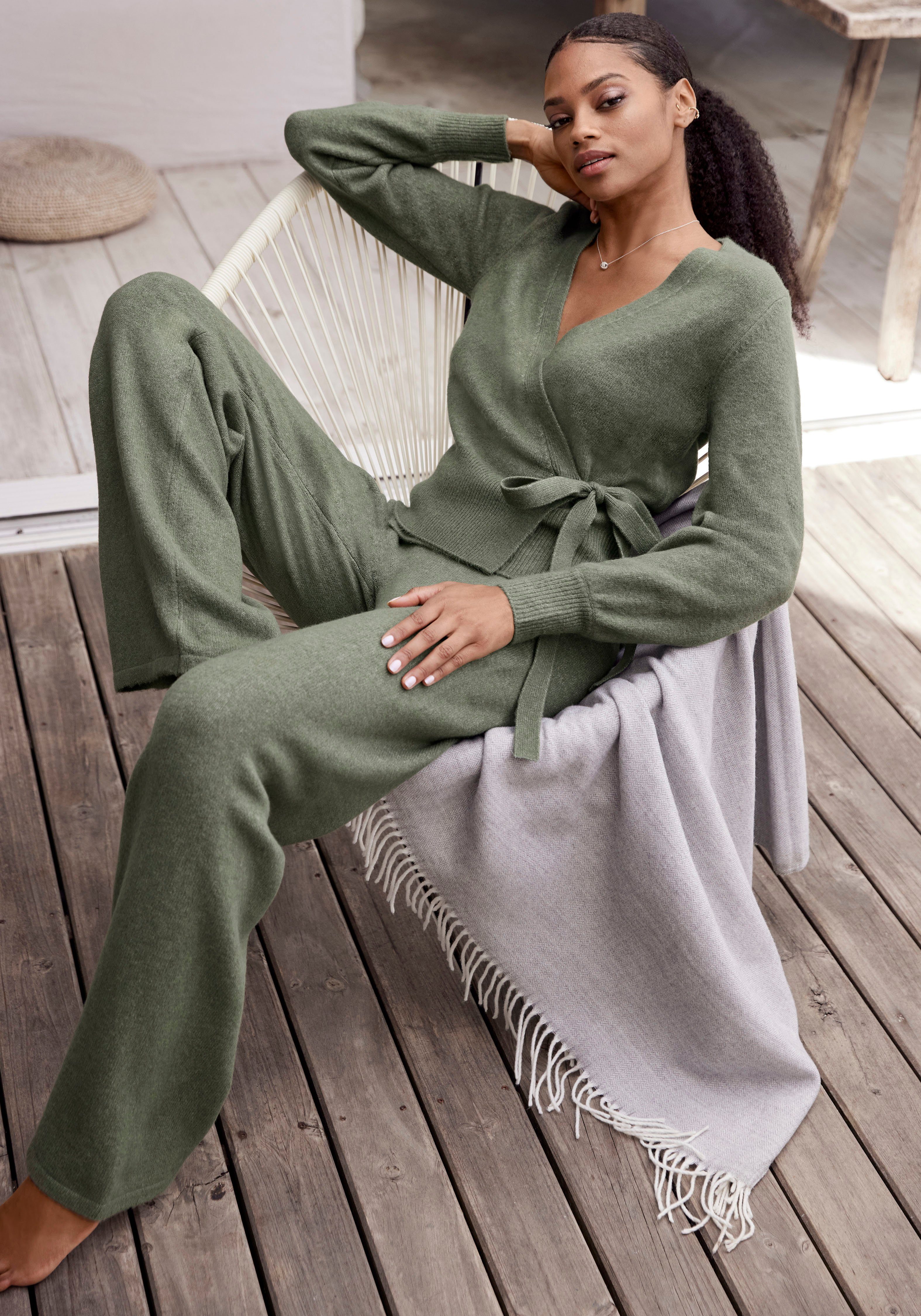 LASCANA Wickelstrickjacke mit breitem Rippbündchen, Loungewear