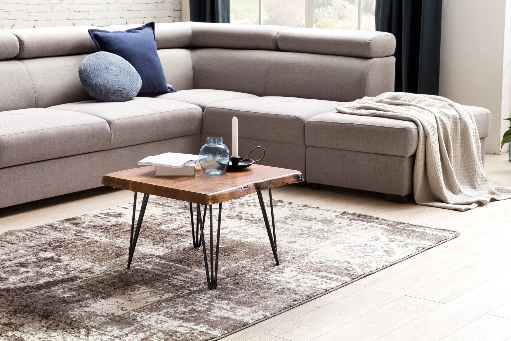 furnicato Couchtisch Massivholz, Walnuss Finish 56x38x51 cm schwarz (1-St)