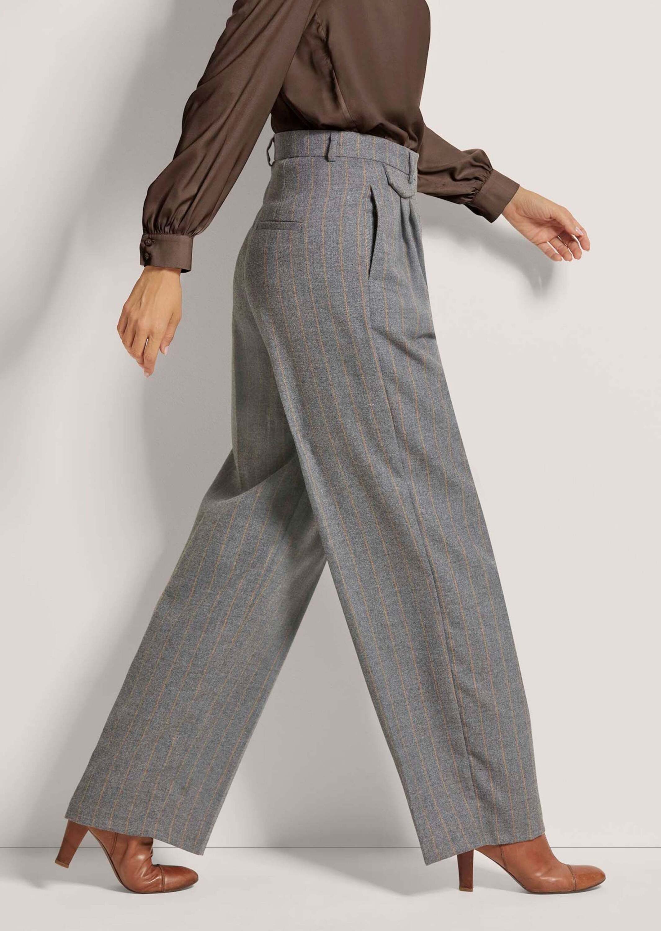MADELEINE Bundfaltenhose Elegante, lange Hose mit Bundfalten Unifarbenes Design, ohne Kragen, ohne sichtbaren Verschluss