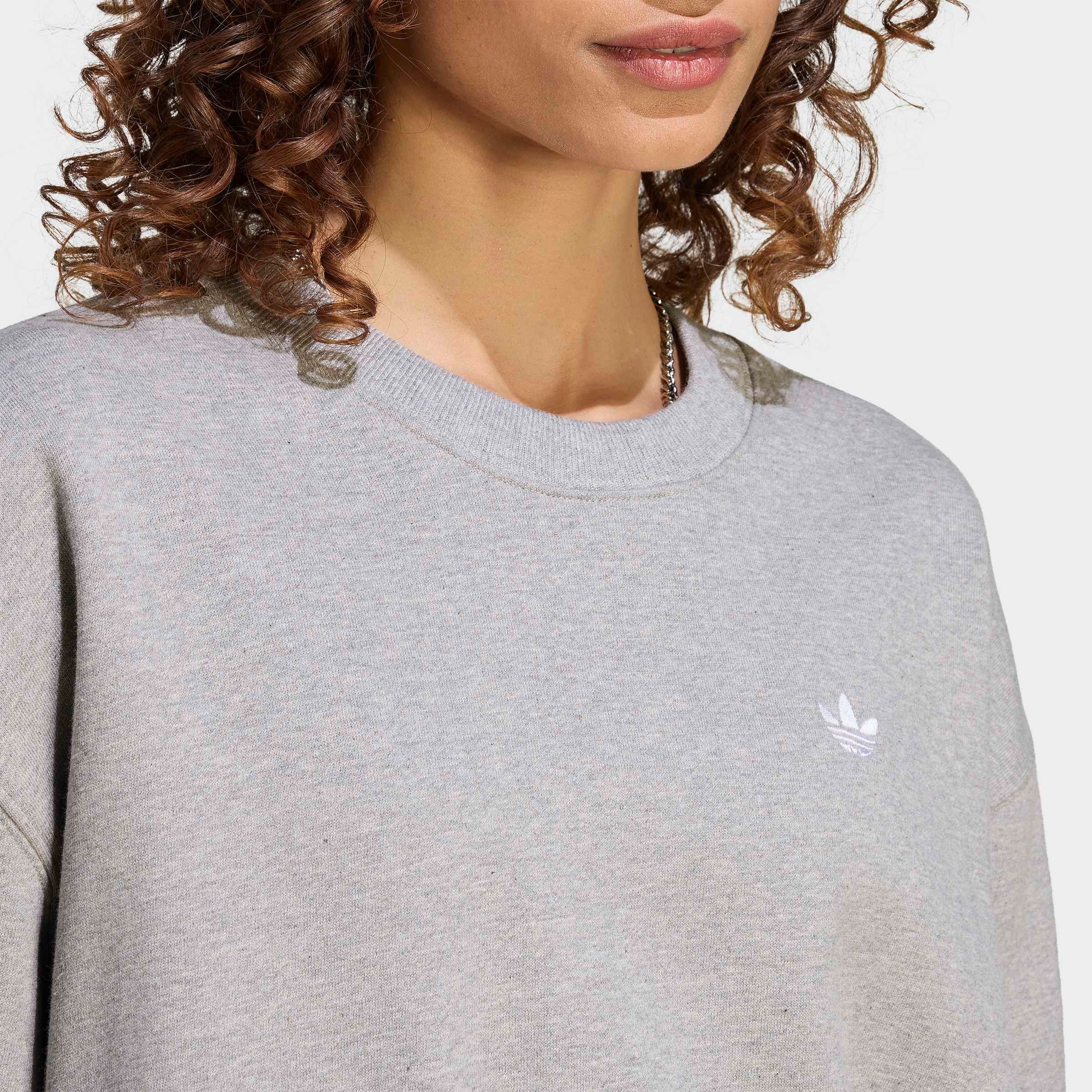adidas Originals Sweatshirt ESS FL CRW OS mit Rundhalsausschnitt, ohne Verschluss, in normaler Schnittform – Bild 4 von 5