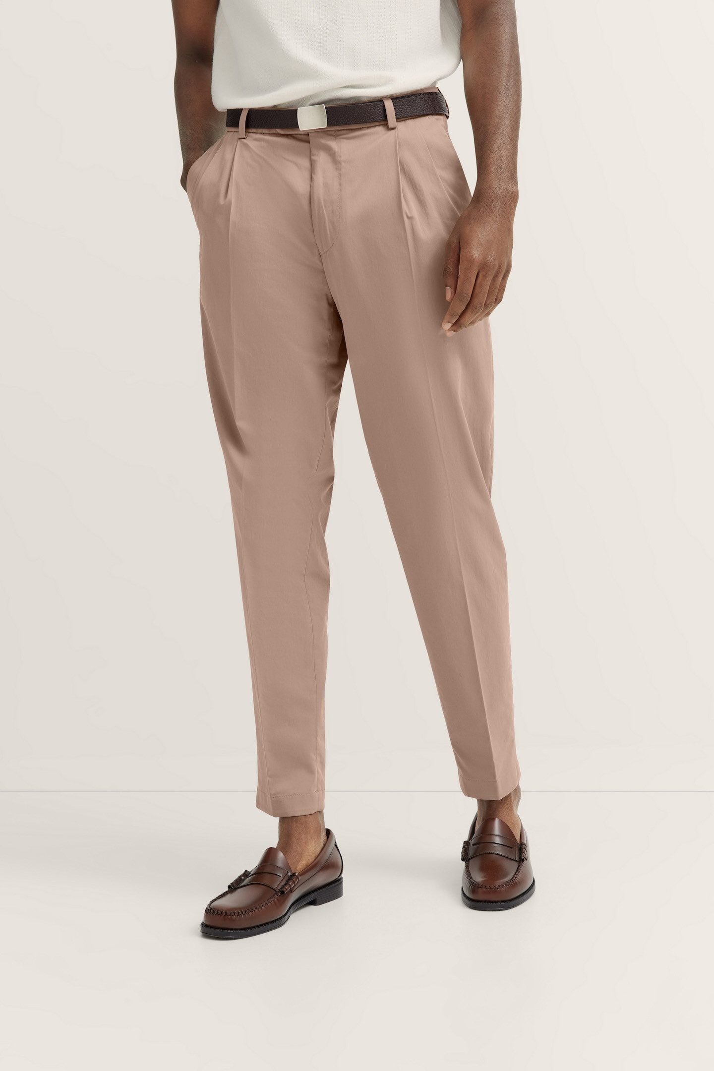 bugatti Bundfaltenhose mit Satin-Stretch