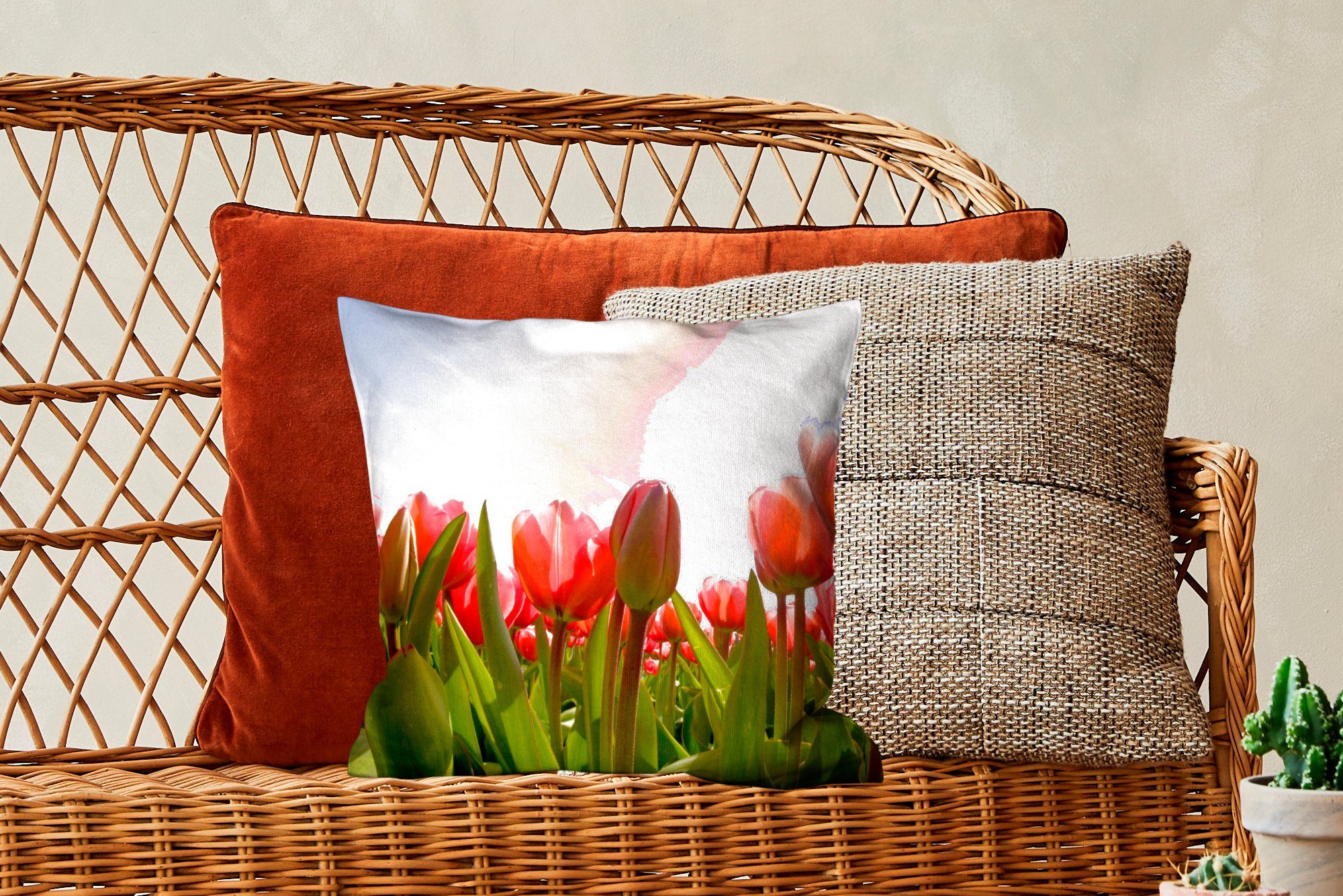 Schlafzimmer, Dekokissen Deko, mit Zierkissen für das Wohzimmer, und Rote Tulpen MuchoWow Füllung Sonnenlicht, Sofakissen