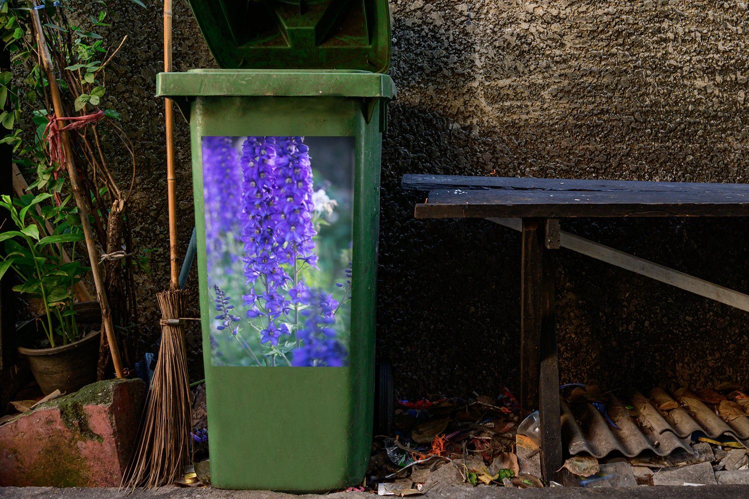 MuchoWow Wandsticker Lila Rittersporn blüht Container, Mülleimer-aufkleber, Sticker, in grünen Landschaft Mülltonne, einer Abfalbehälter (1 St)