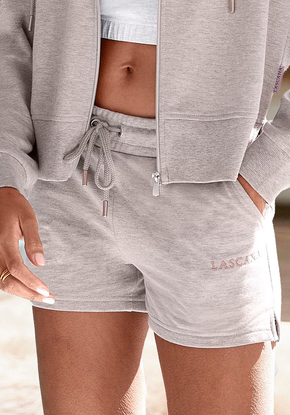 mit LASCANA hellbraun Logostickerei, Sweatshorts Loungeanzug