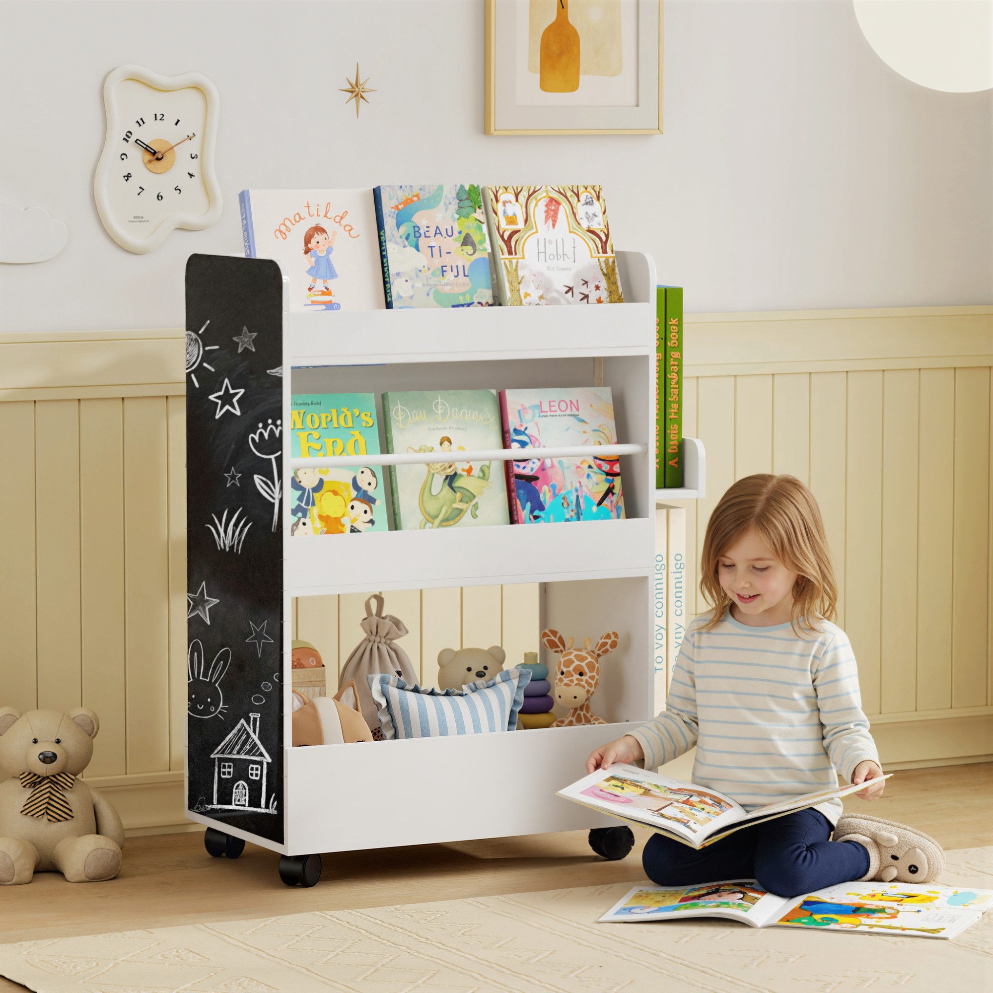 AIYAPLAY Regal doppelseitiges Kinderregal mit 4 Regalen, Bodenfach, 2 Seitenteile, Kinder Bücherregal 1-tlg., mit Tafel, Rollen, für Kinderzimmer, Spielzimmer, für 3–8 Jahre, Weiß