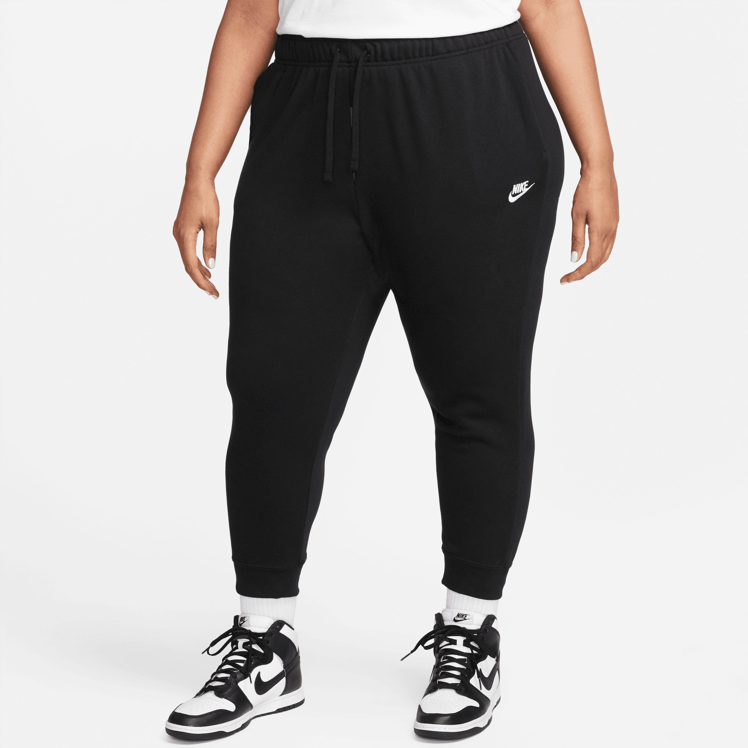 Nike Sportswear Jogginghose Club Fleece Women's Mid-Rise Joggers (Plus Size) BLACK/WHITE | Jogginghosen