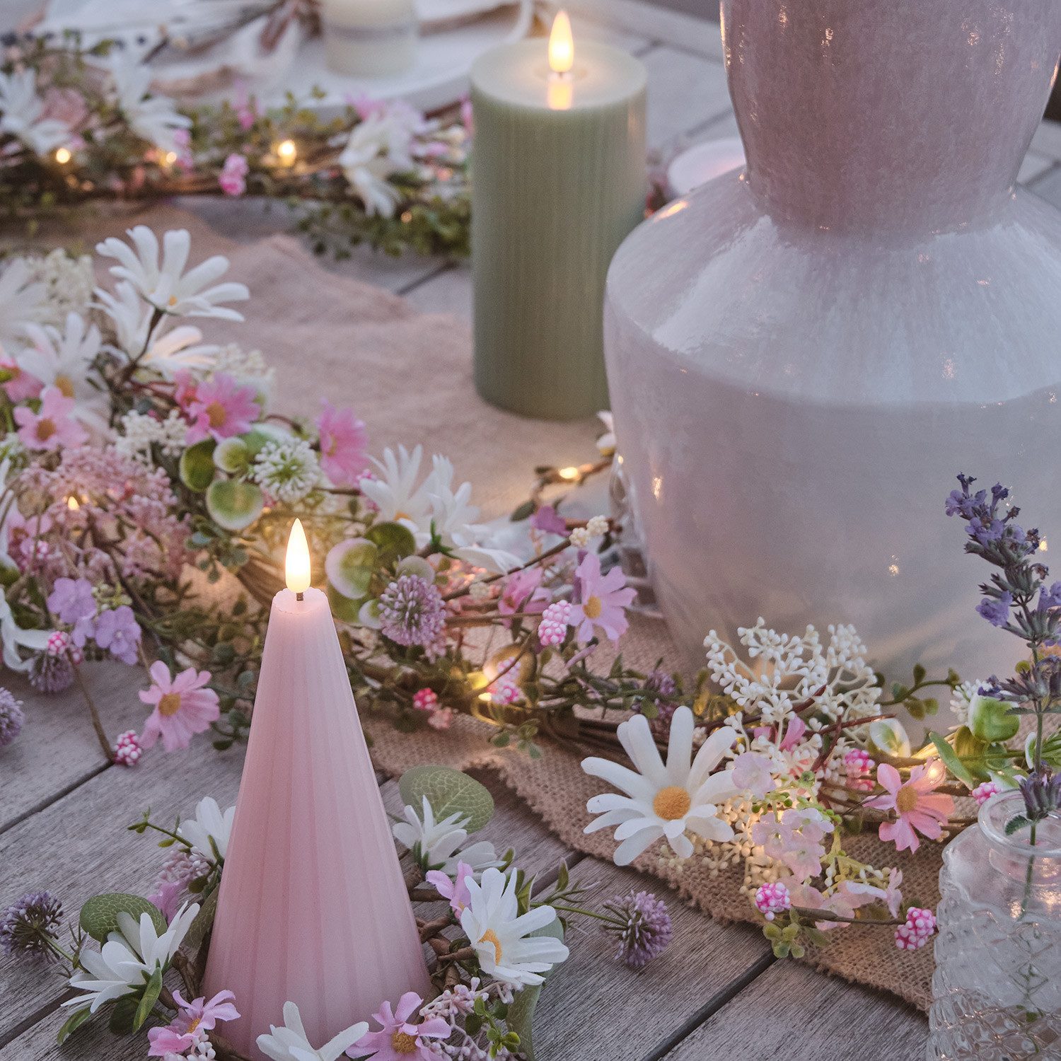 Lights4fun Girlanden LED Blumengirlande mit pastellfarbenen Gänseblümchen