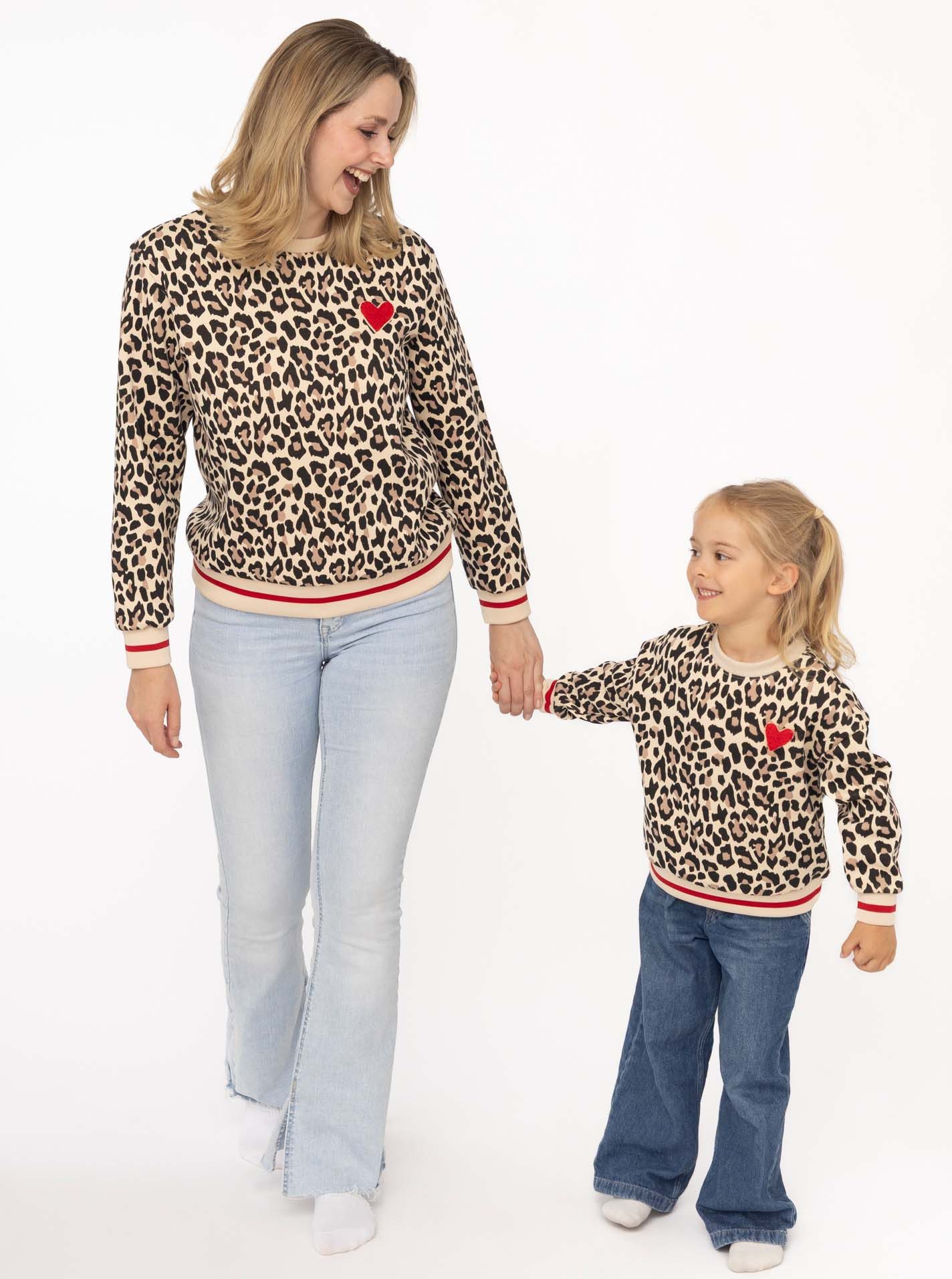 Zwillingsherz Sweatshirt "Leo Love" Mini Me, Rundhals, elastische Bündchen, Leo-Allover, Herzpatch – Bild 5 von 5