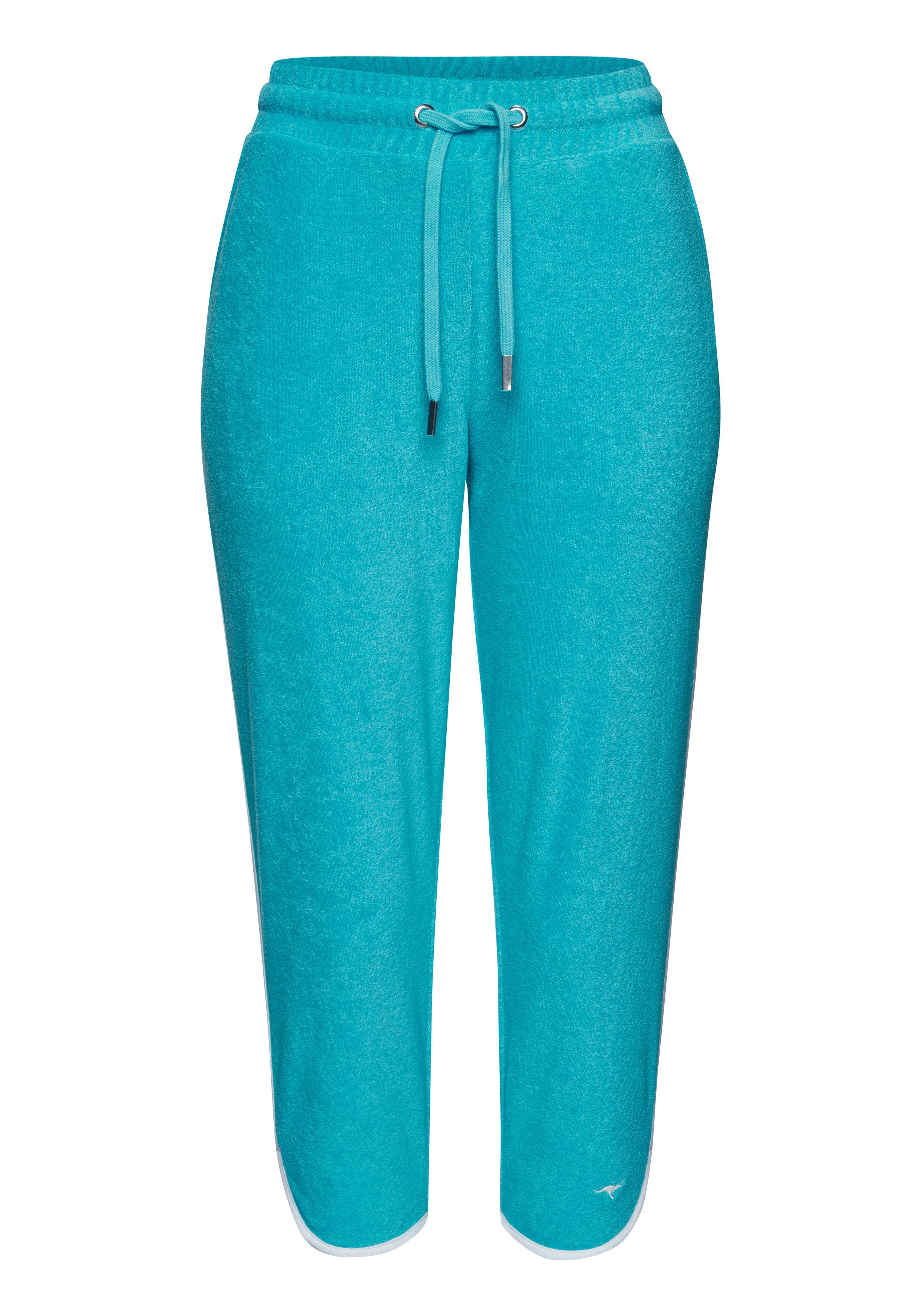 KangaROOS Relax-Caprihose mit sportlichem Seitenstreifen und weichem Frottee Material. € 29,99