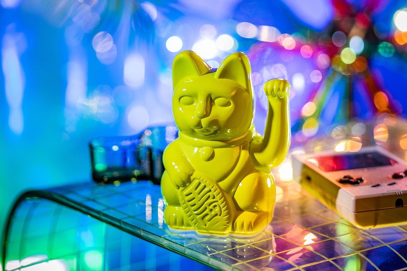 daslagerhaus living Kosmetiktasche Winkekatze Lucky Cat Cosmic shiny gelb