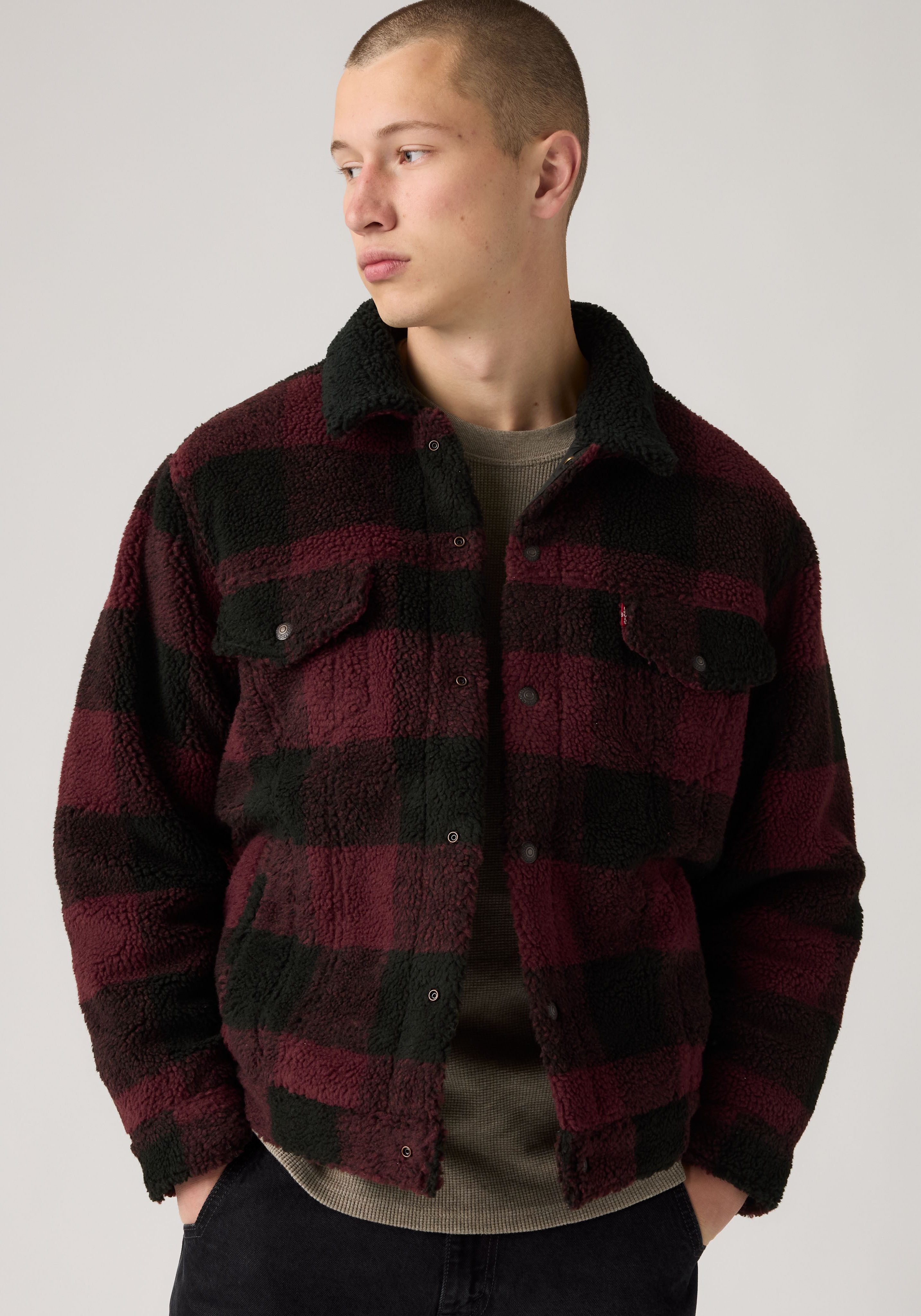 Levi's® Fleecejacke TYPE 3 EXT SHERPA TRUCKER Druckknopfverschluss, seitliche Eingrifftaschen