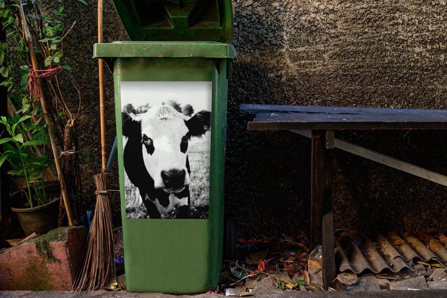 MuchoWow Sticker, Wandsticker (1 einer Container, Mülltonne, Vergrößerte Abfalbehälter Kuh Ansicht St), Mülleimer-aufkleber,