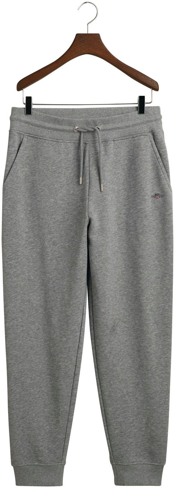 Gant Sweathose REG SHIELD SWEATPANTS mit grey Bunds unterhalb Logostickerei des melange