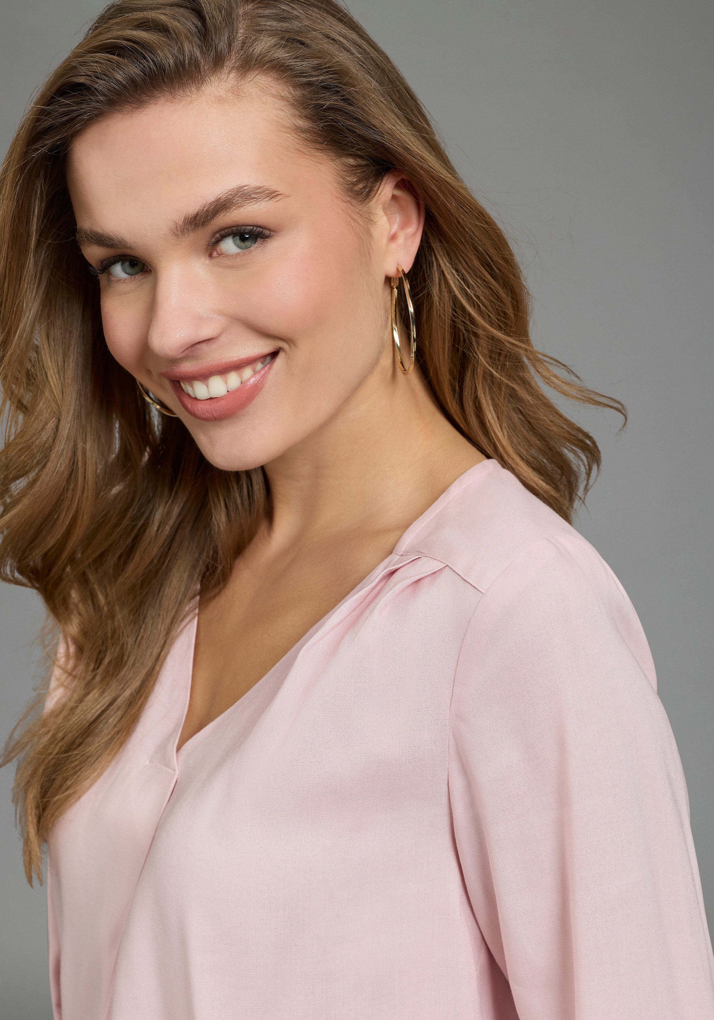 DELMAO Schlupfbluse in femininer Form mit matter, nicht glänzender Optik