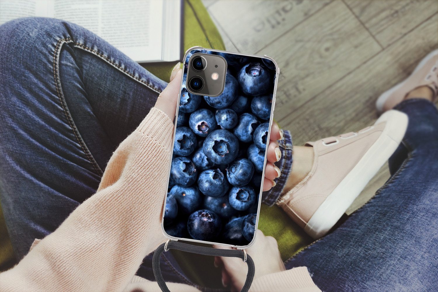 MuchoWow Handyhülle für Apple iPhone 11 Beeren - Blau - Obst, Tragbare Handyhüllen mit Kette zum umhängen, Handykette Handyband
