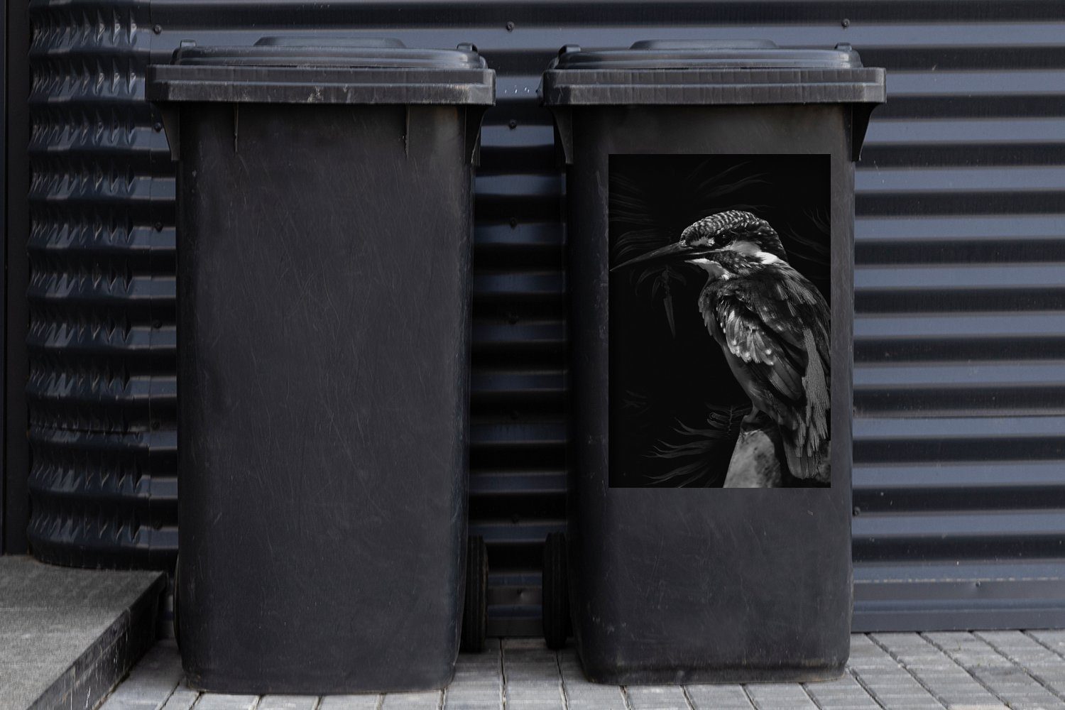 MuchoWow schwarz einem Mülleimer-aufkleber, Zweig Mülltonne, Vogel (1 Wandsticker weiß vor Sticker, und Container, Hintergrund Abfalbehälter - St), auf schwarzem