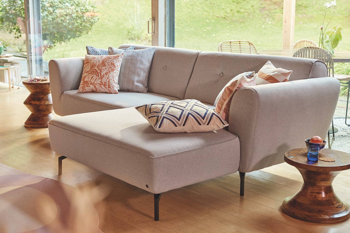 TOM TAILOR HOME Ecksofa NEW WAVE, breite Chaiselongue hellgrauer Webstoff TBO39, Stylischer Retrolook mit Kopfheftung und Keder. Schwarze Metallfüße