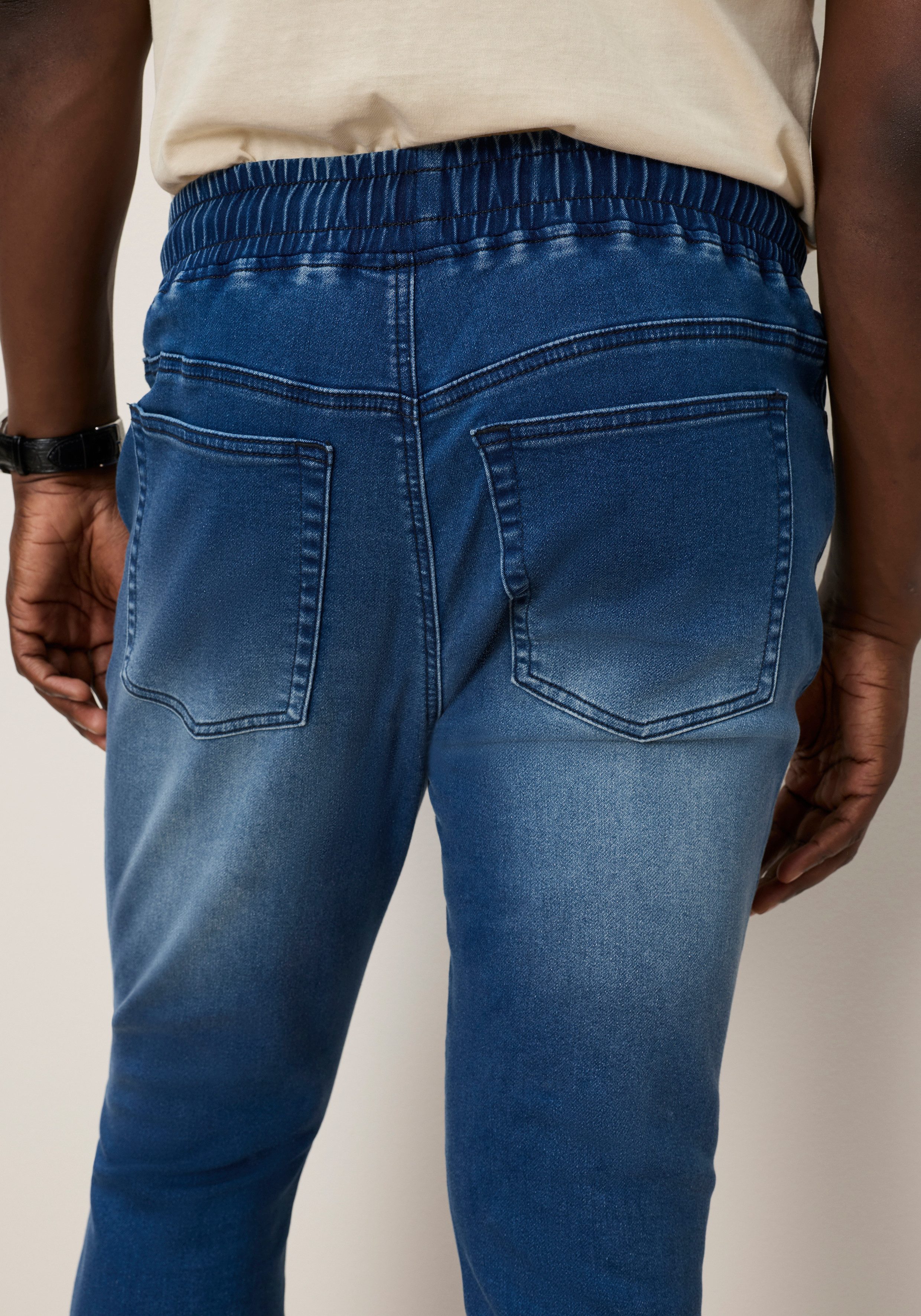 DELMAO Jogg Pants mit Eingrifftaschen und Gesäßtaschen, Comfort Fit, gerader Beinverlauf. € 49,99, (€ 49,99 pro 1 Stk).
