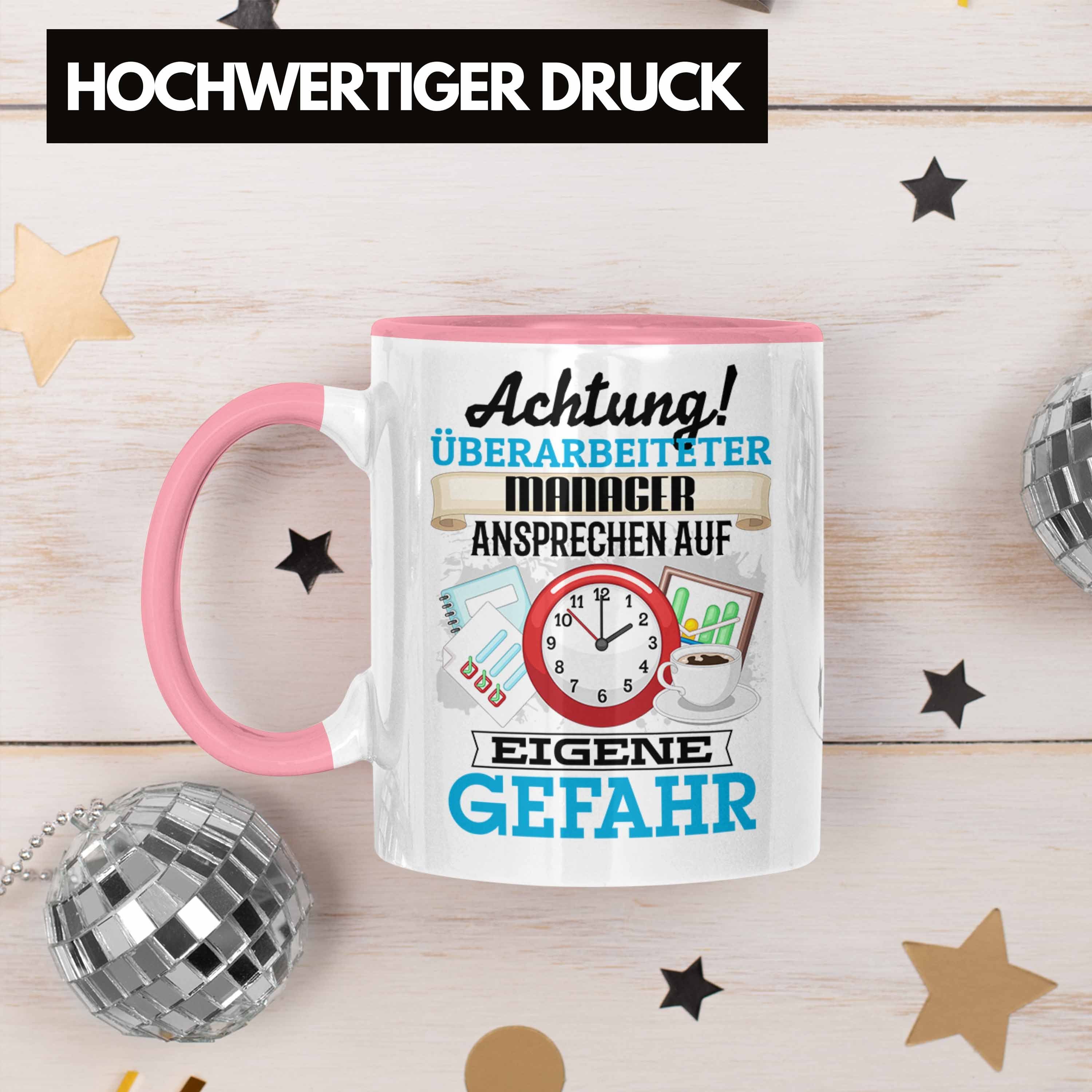 Trendation Tasse Manager Tasse Geschenk für Lustiger Spruch M Geschenkidee Rosa Kaffeebecher